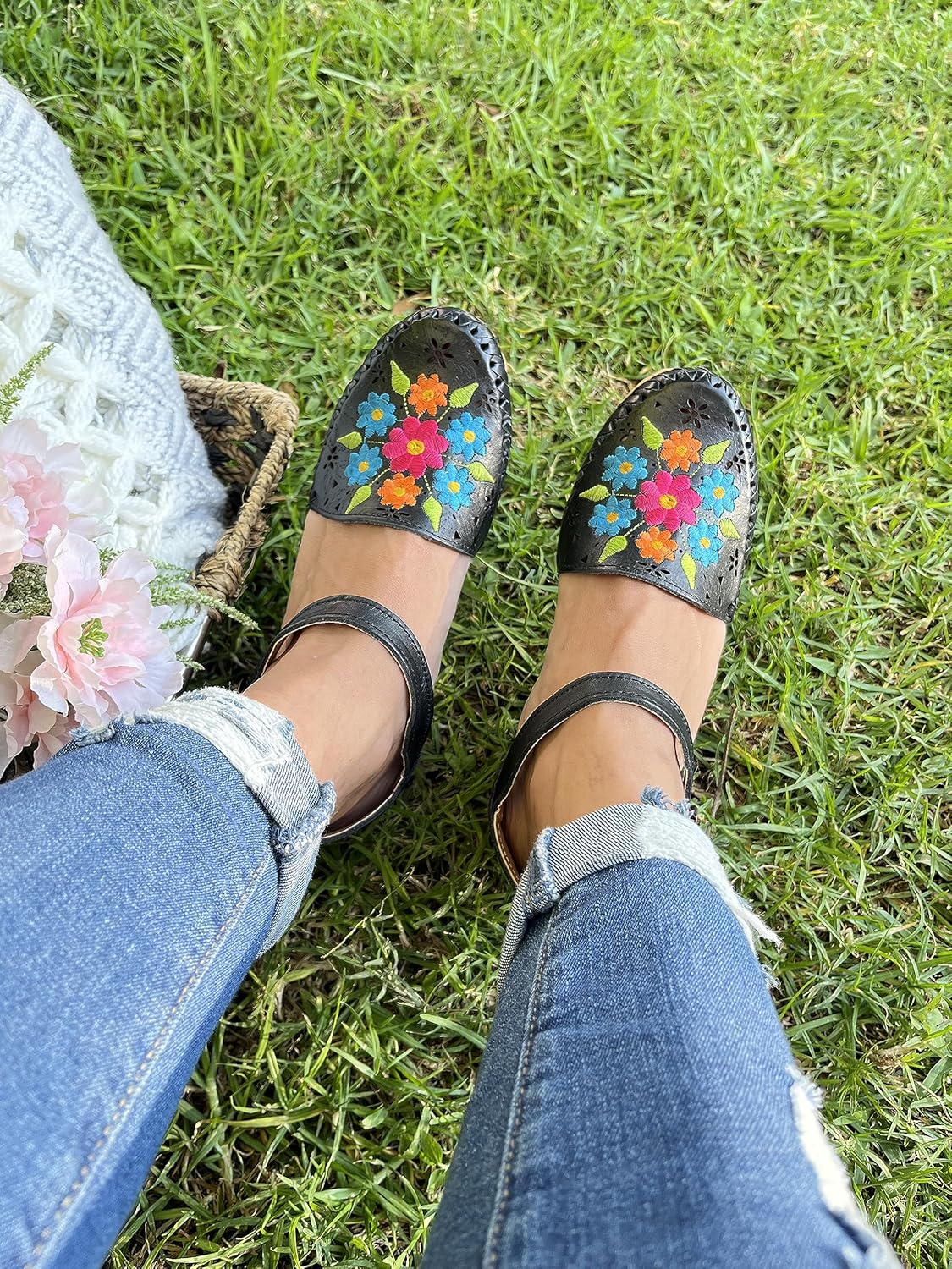 Mexican Leather Shoes with Embroidered Flowers, with heels for Women – Model 102BL (7, Black)