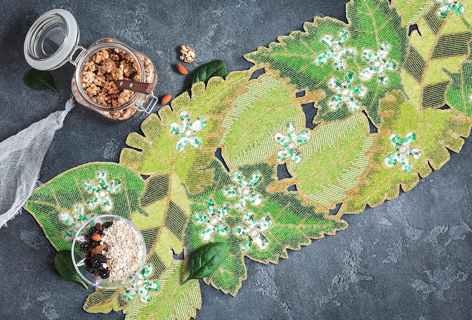 Camino de mesa con cuentas de hojas verdes de 36 pulgadas de largo, hermoso y elegante camino decorativo brillante perfecto para decoración de mesa
