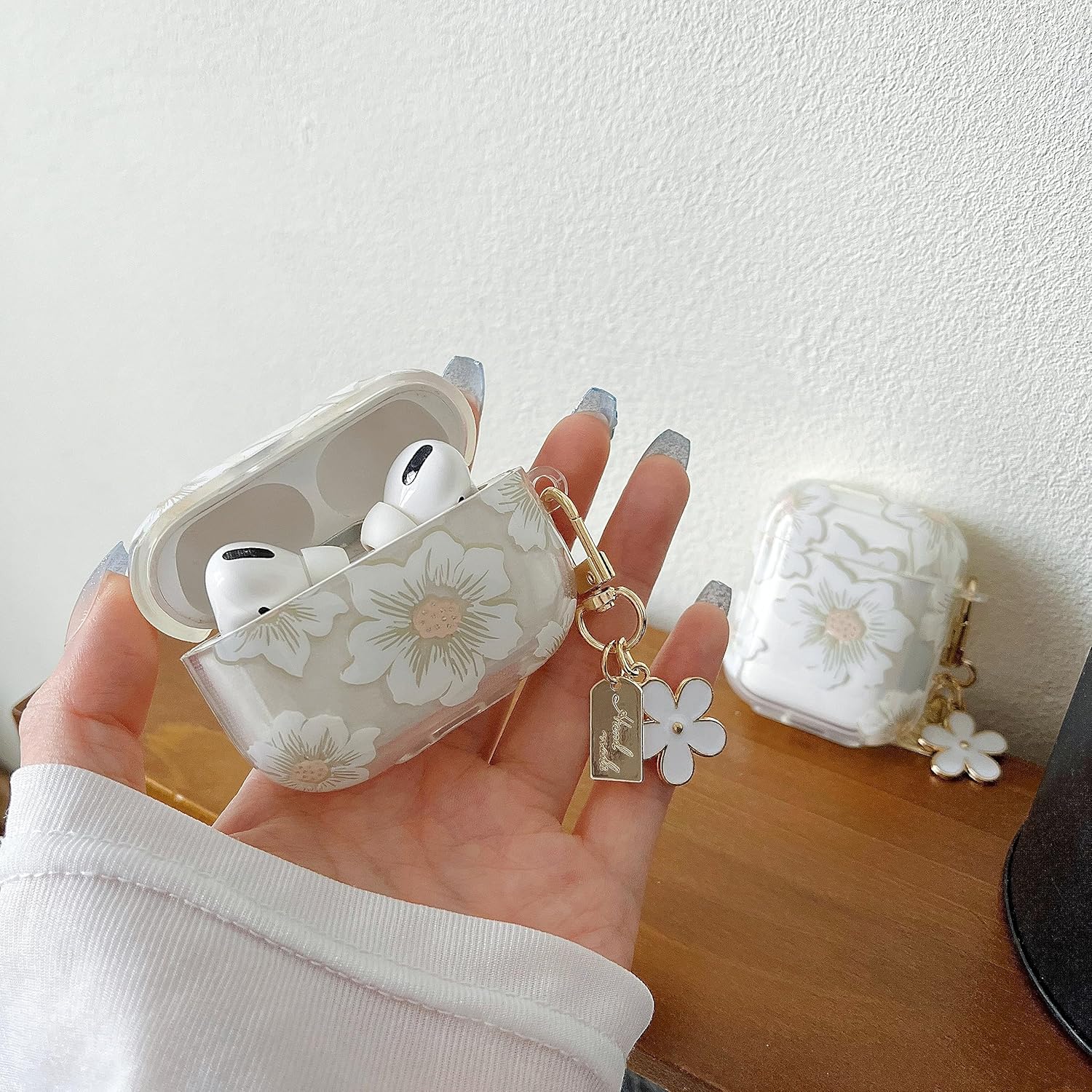 MINSCOSE Funda transparente compatible con AirPods Pro 2, bonito diseño de patrón de flores de dibujos animados con llavero floral, funda protectora