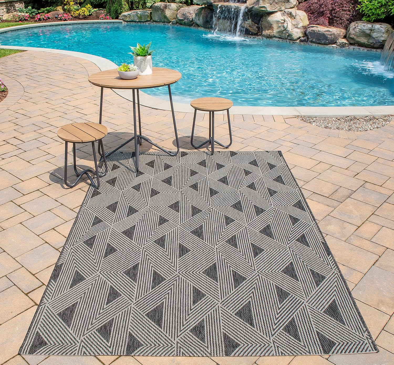 Novogratz by Momeni Rugs Villa Como – Alfombra de área para interiores y exteriores, 2 x 10 pies, color carbón