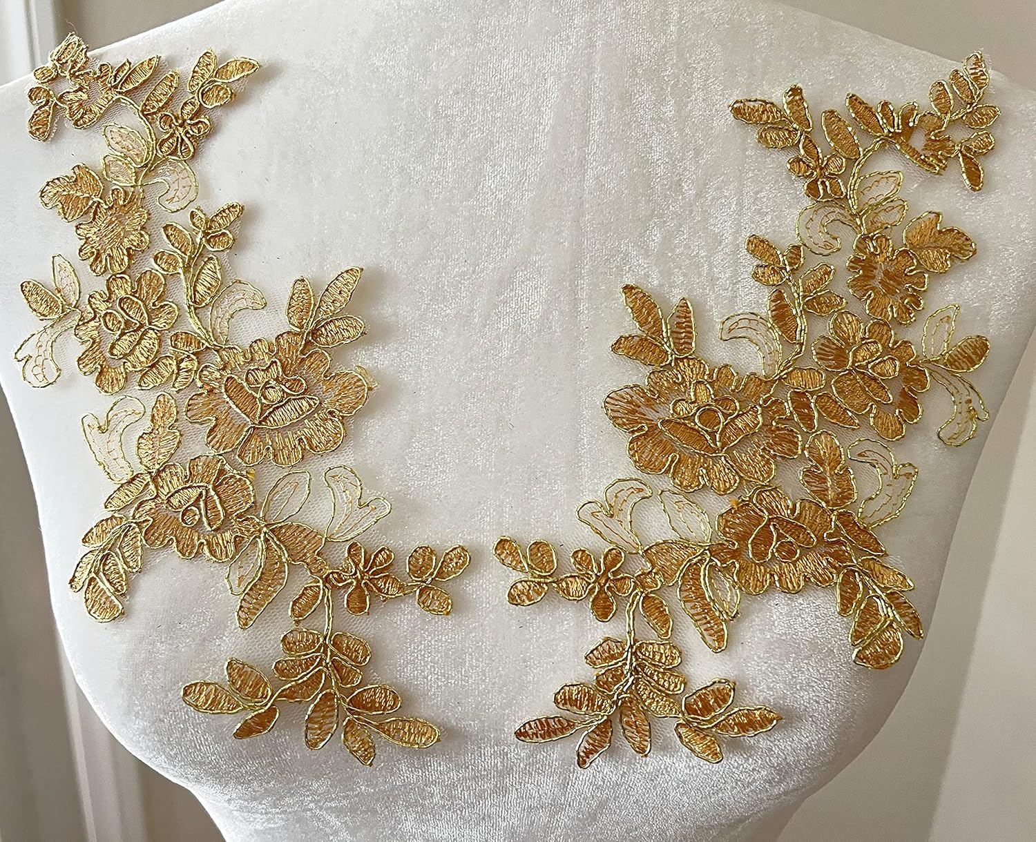 PEPPERLONELY 1 par de delicados adornos de velo de novia con apliques de encaje para coser accesorios de vestido, dorado, 10.6 x 3.5 in (10.5 x 3.5