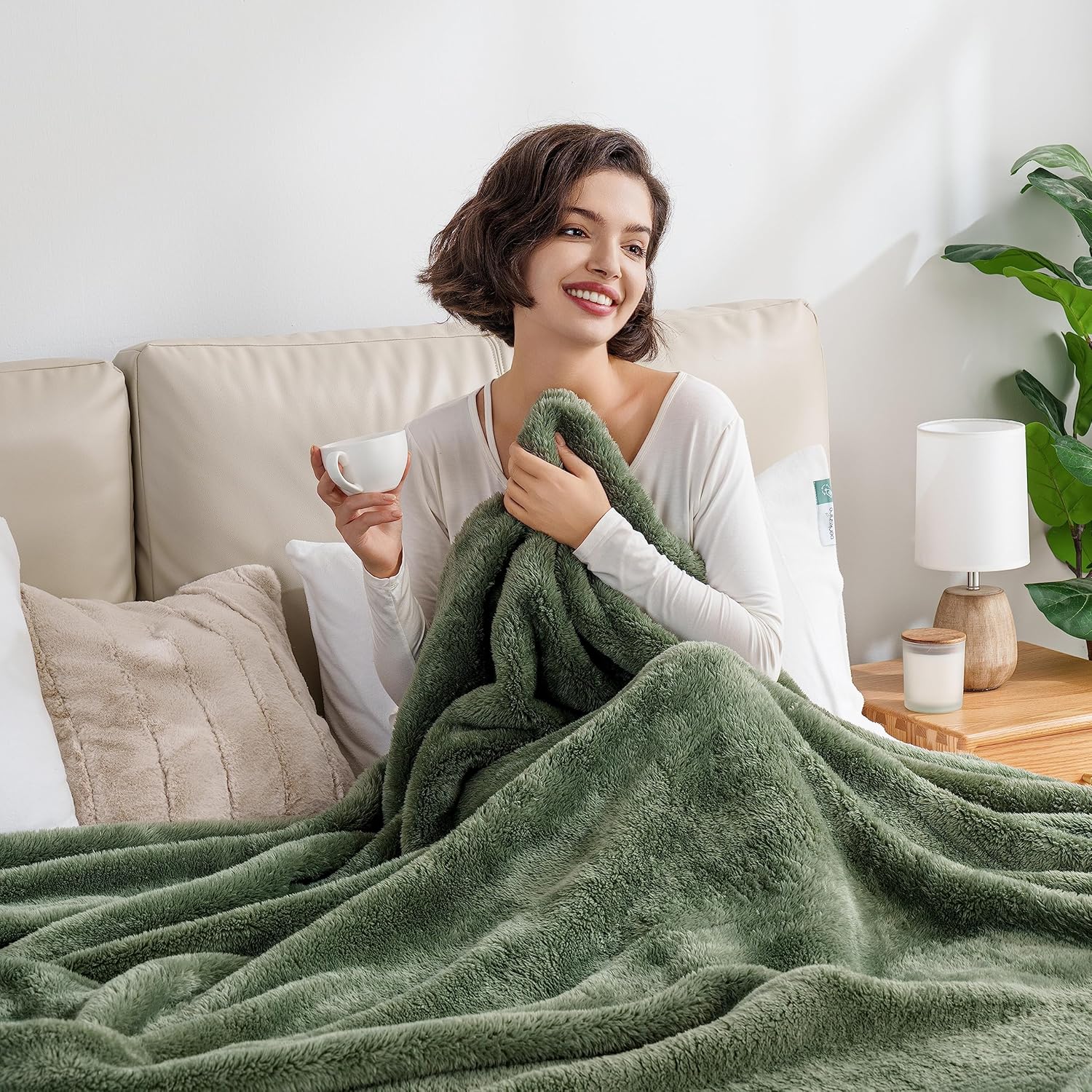 Berkshire Blanket Manta clásica de felpa extra-Fluffy, manta de cama tamaño Queen, suave y mullida manta de pelo largo para sofá, cama, verde salvia