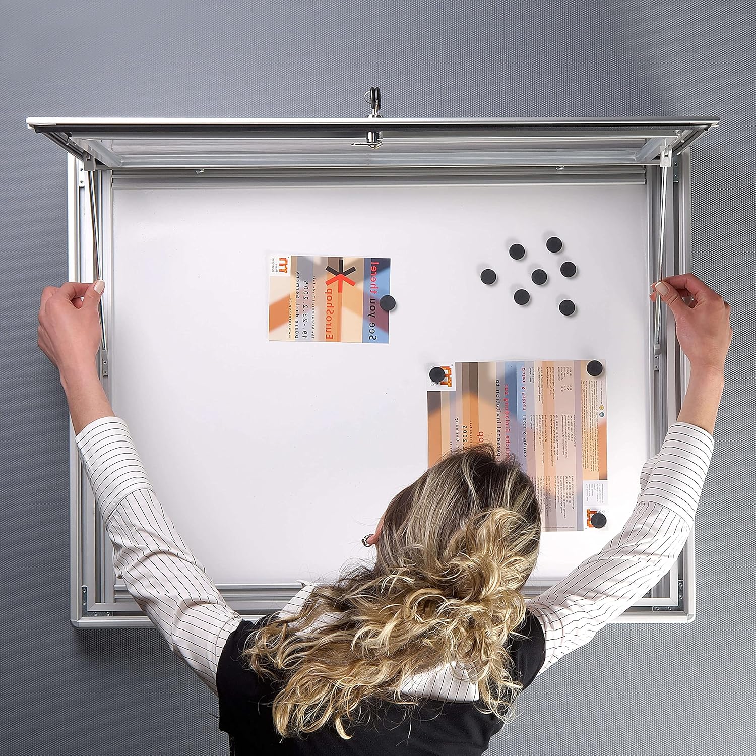 M&T Displays Tablón de anuncios magnético de alta calidad de aluminio de 32.28 x 42.52 pulgadas, tablero de anuncios plateado para exteriores,