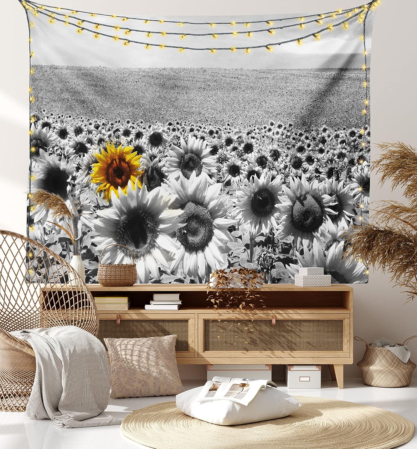 Lunarable Tapiz moderno, campo de girasol, blanco y negro, una sola flor amarilla, paisaje, individualidad, decoración de tela para colgar en la