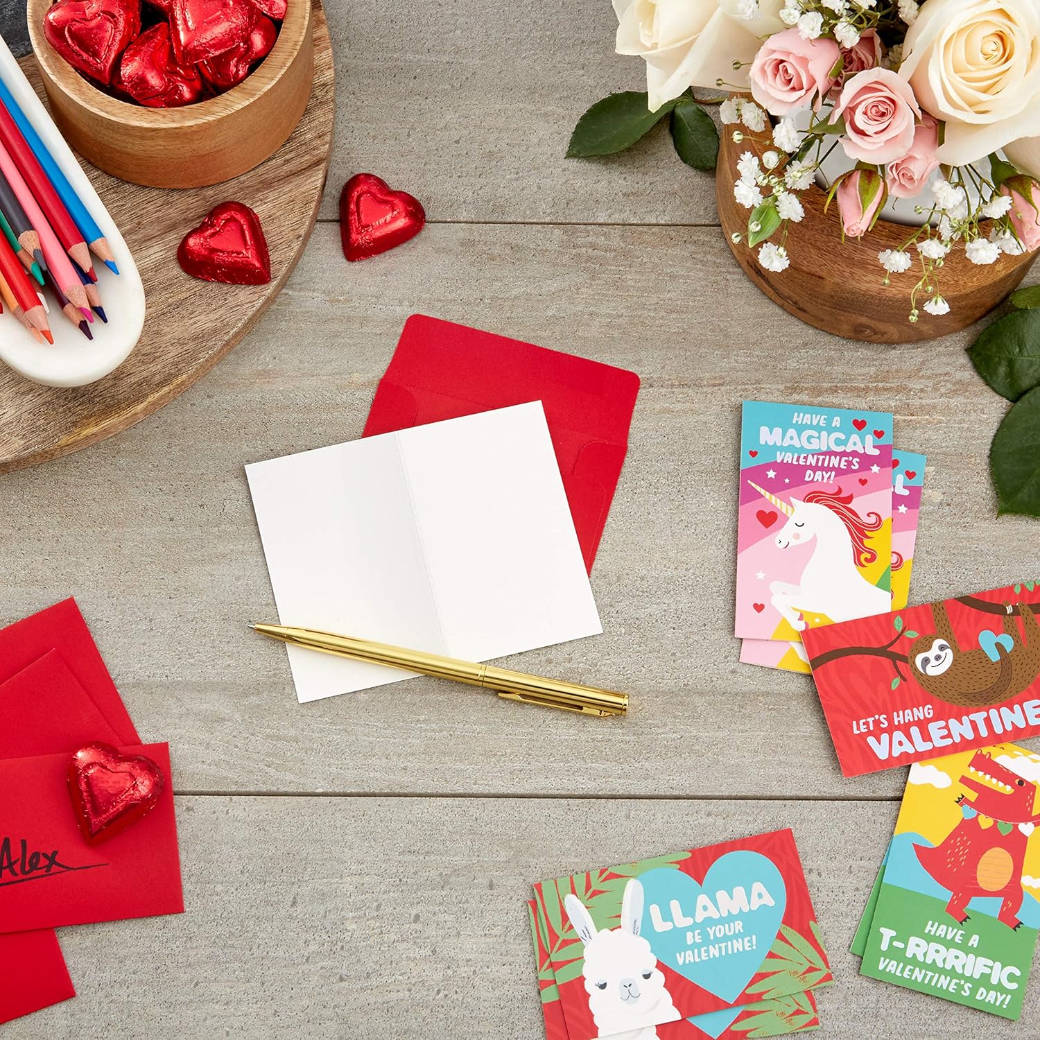 Hallmark – Mini tarjetas de San Valentín para niños, 32 tarjetas con sobres (diseños de llama, perezoso, dinosaurio, unicornio)