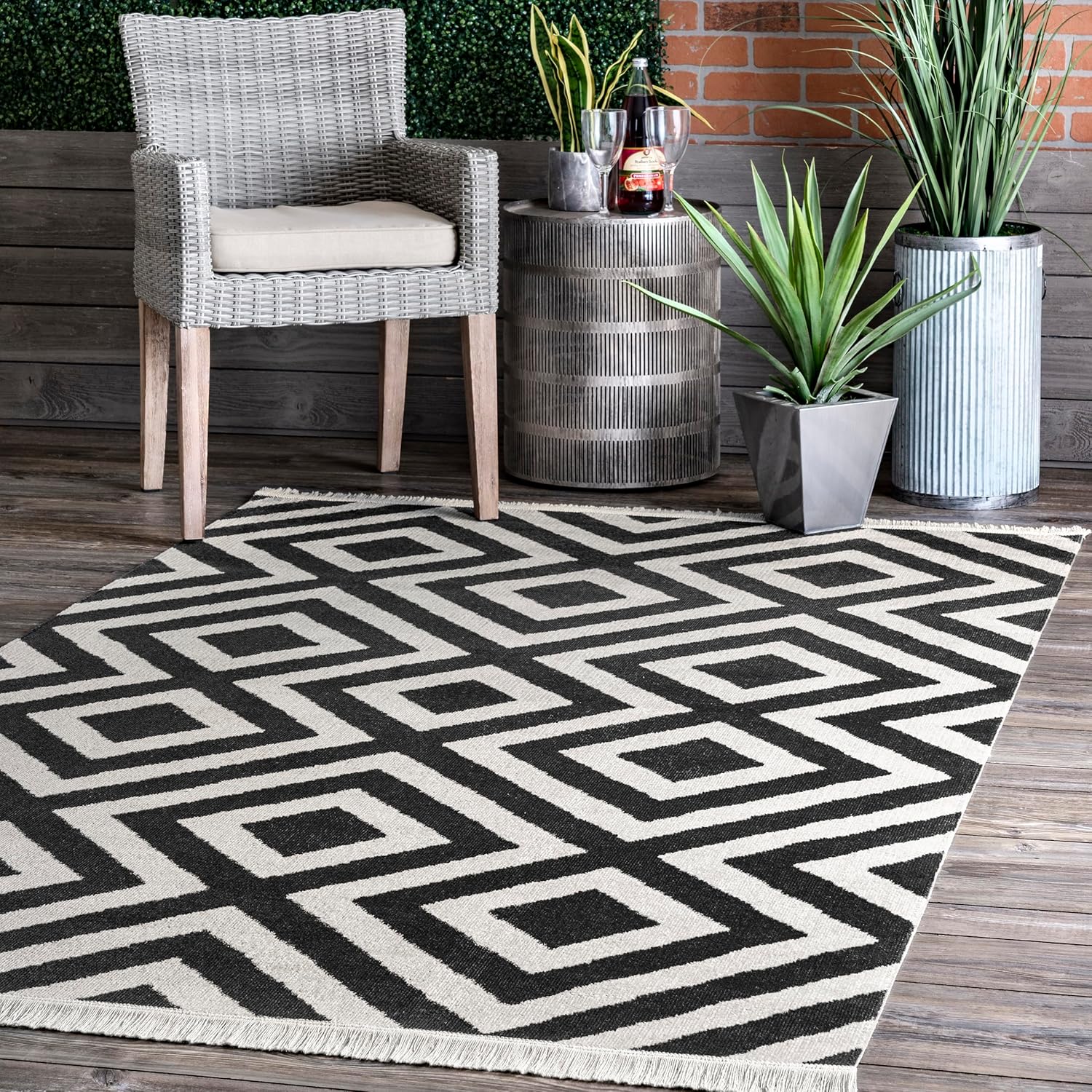 nuLOOM Rayne Diamond Fringe IndoorOutdoor Area Rug, 5×8, Black