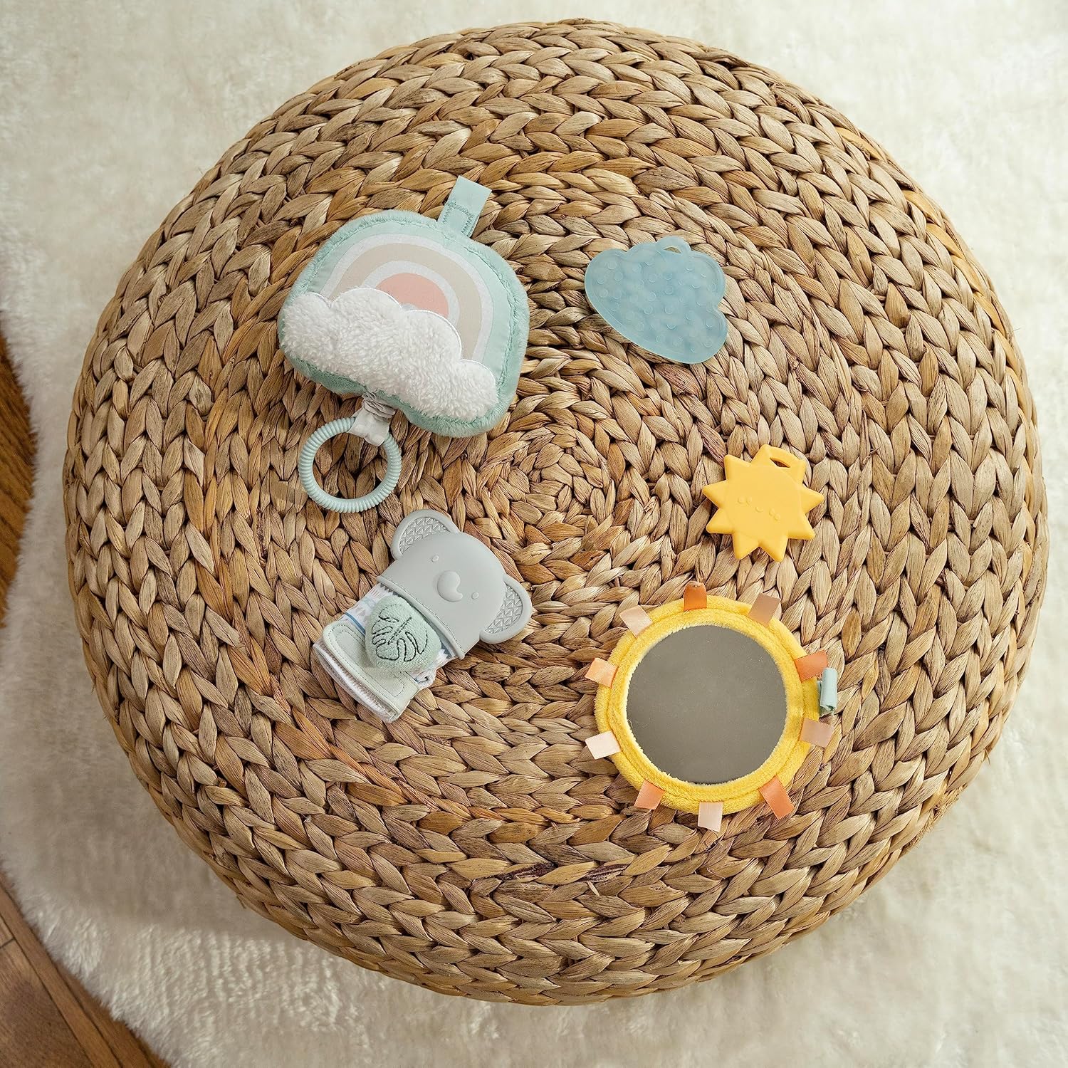 Ingenuity Calm Springs – Juego de regalo de artículos esenciales relajantes, juguete musical, sonajero, espejo, 2 mordedores para bebé