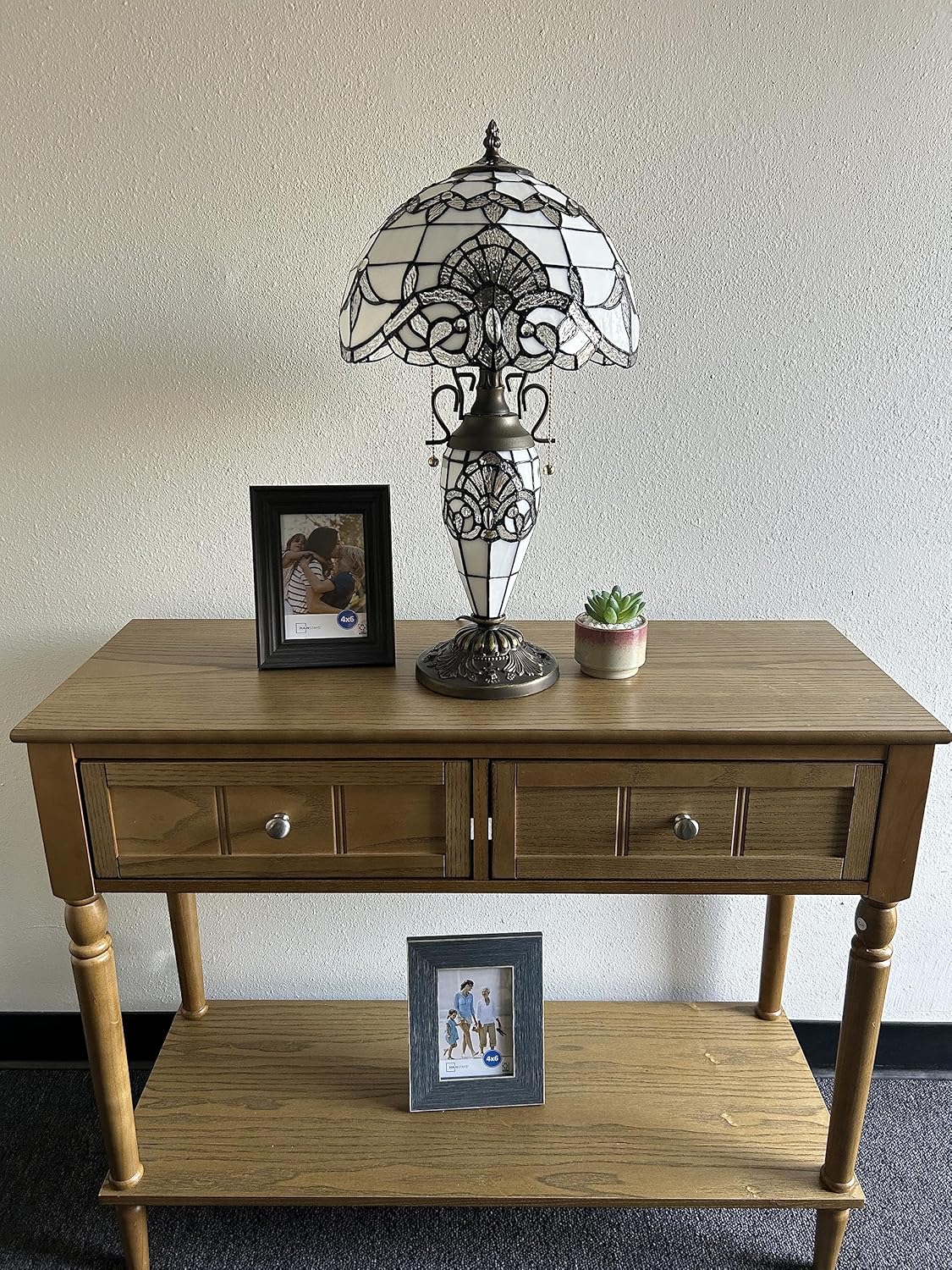 Tiffany – Lámpara de mesa blanca con pantalla y base de vitral, estilo barroco, bombillas LED color lavanda incluidas para sala de estar,