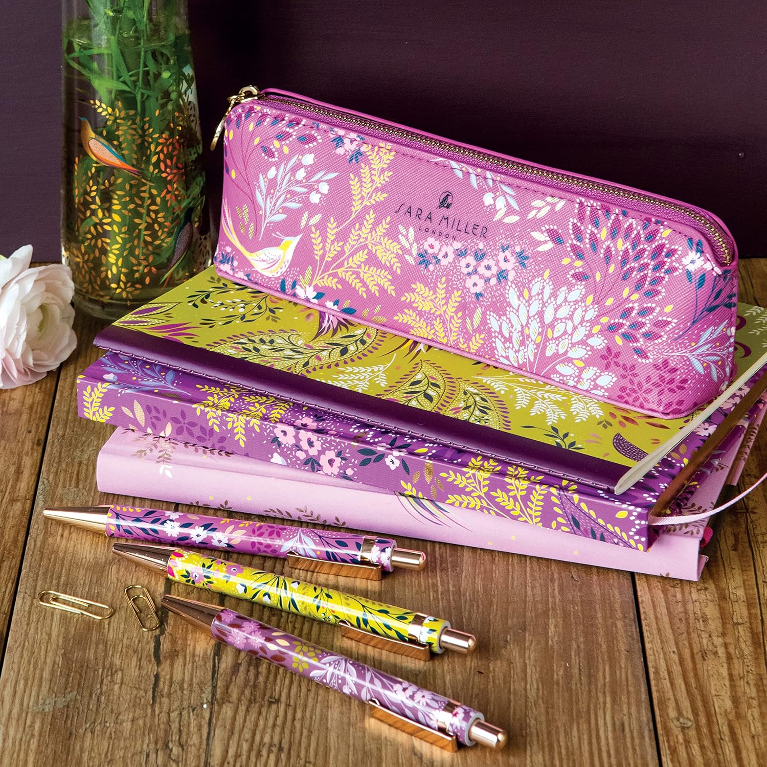 Portico Designs Juego de bolígrafo con bolsa Sara Miller London en caja de regalo, 2 piezas, Haveli Gardens