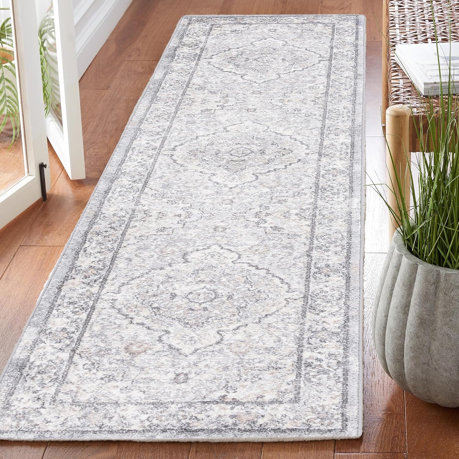 SAFAVIEH Opal Collection – Alfombra de pasillo de 2 pies 3 pulgadas x 9 pies, color gris y marfil, diseño oriental shabby chic, ideal para zonas de