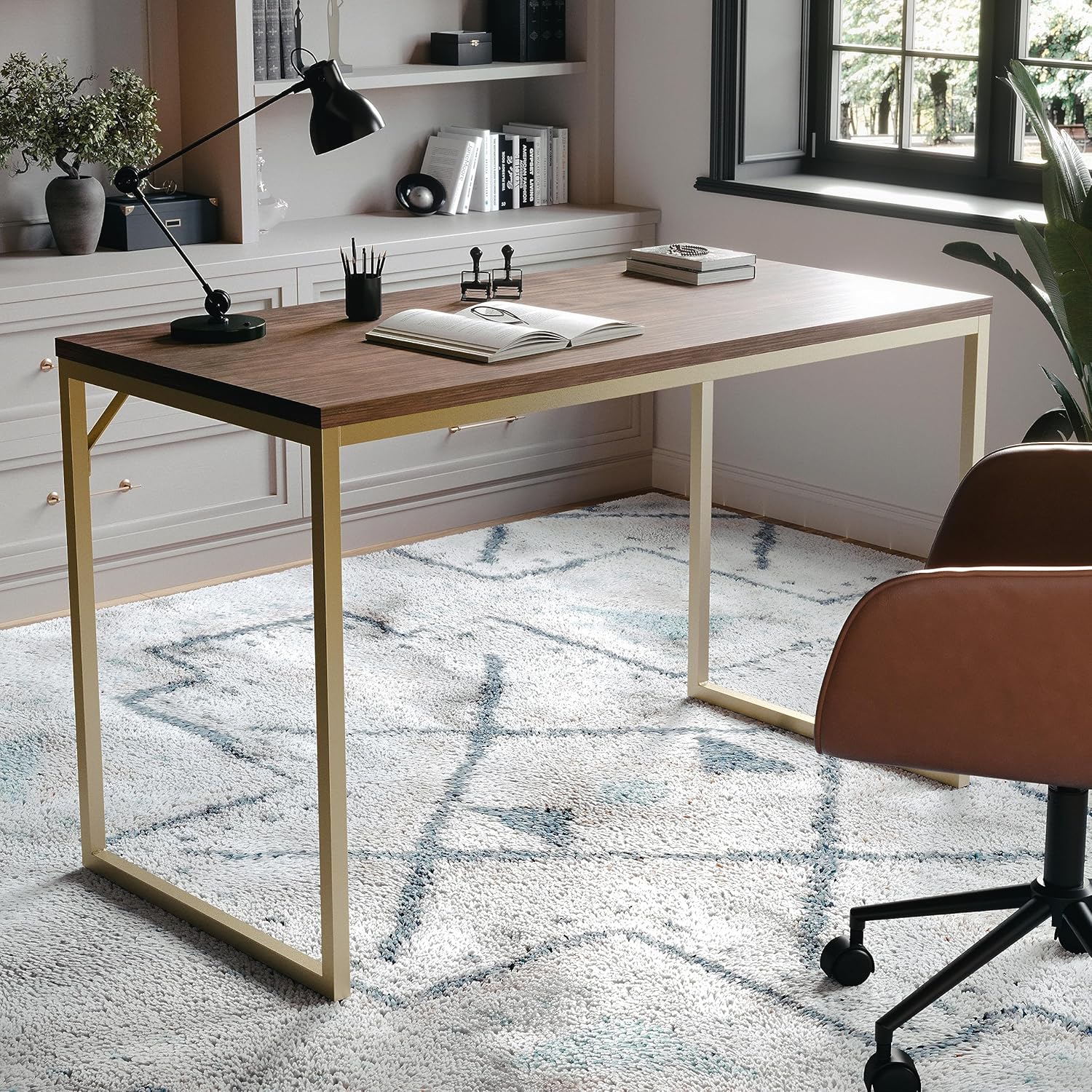 Martha Stewart Noah Home Office Parsons Escritorio en madera de nogal con marco de metal de latón pulido