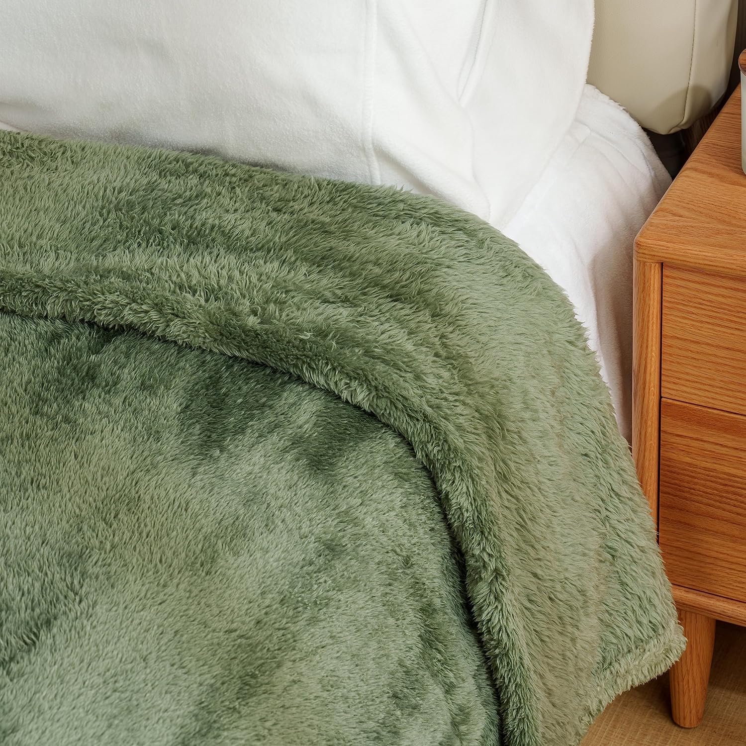 Berkshire Blanket Manta clásica de felpa extra-Fluffy, manta de cama tamaño Queen, suave y mullida manta de pelo largo para sofá, cama, verde salvia