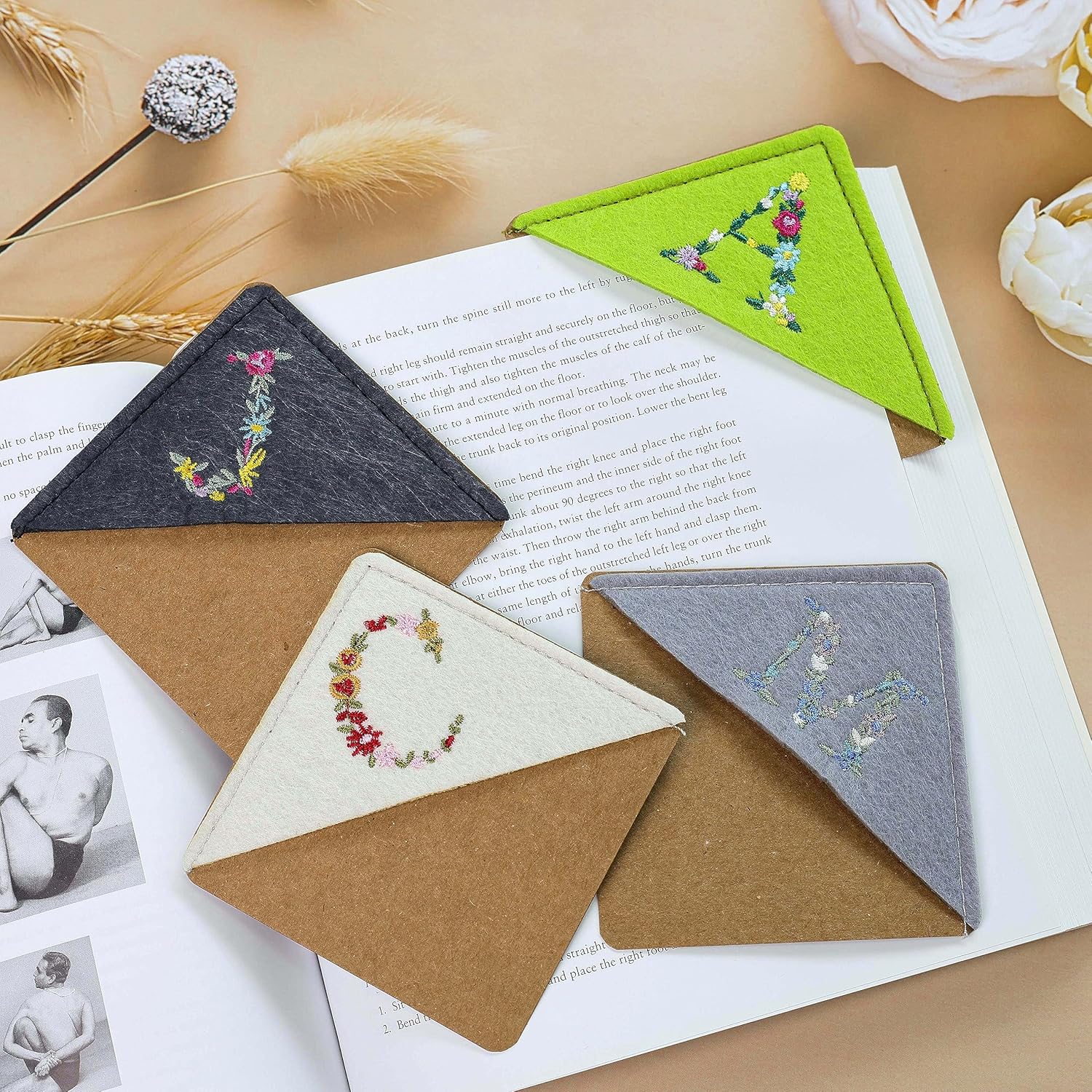 Marcapáginas de esquina bordado a mano personalizado con embalaje de sobre para libros para mujeres, marcador de libro único y lindo para amantes de