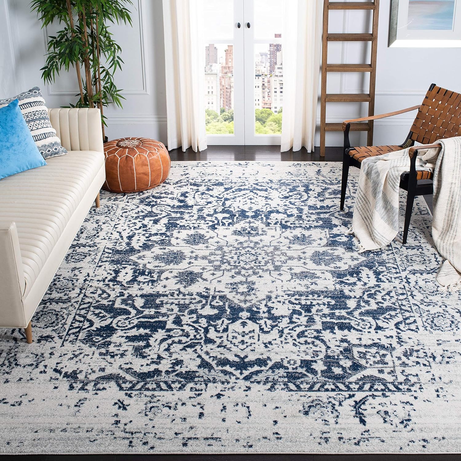 Safavieh – Alfombra envejecida, color crema y azul marino, estilo medallón, colección Madison