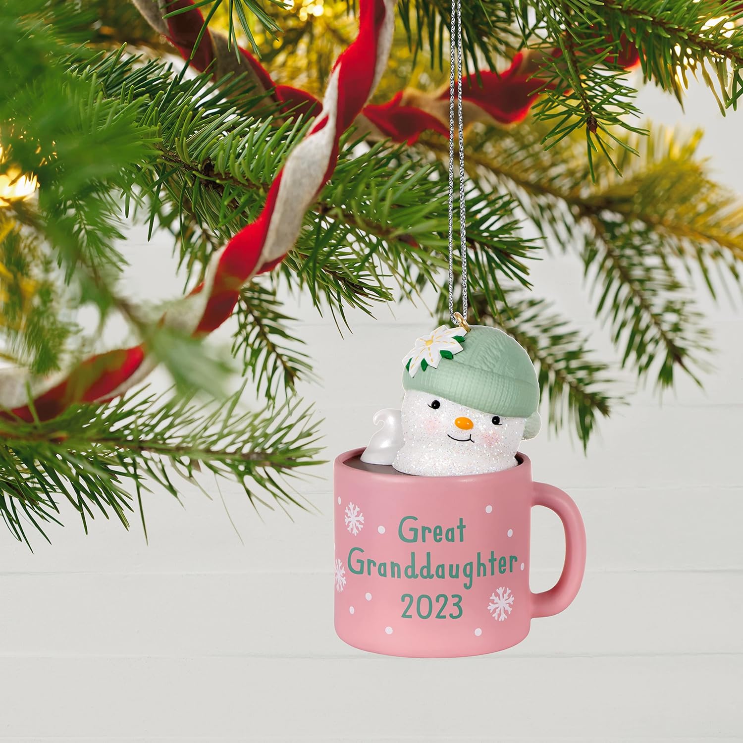 Hallmark Keepsake Adorno de Navidad 2023, taza de cacao caliente para bisnieta, regalos familiares