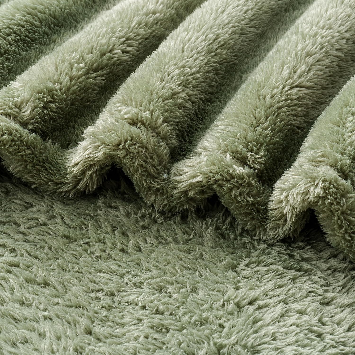Berkshire Blanket Manta clásica de felpa extra-Fluffy, manta de cama tamaño Queen, suave y mullida manta de pelo largo para sofá, cama, verde salvia