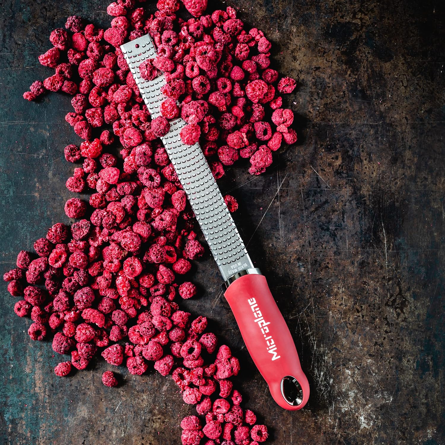 Premium Classic Series Zester – Rojo granada  Herramienta de limón Zester, queso duro y rallador de verduras  Para cítricos, queso parmesano, ajo,