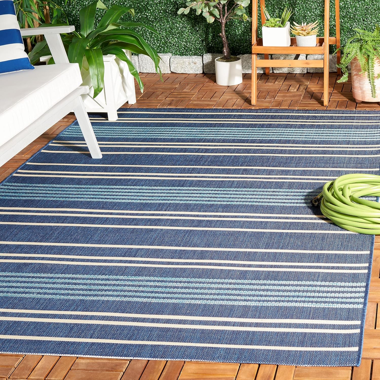 Safavieh Courtyard Collection – Alfombra de área, 5.3 x 7.7 pies, azul marino y azul, diseño a rayas, para interiores y exteriores, lavable, ideal