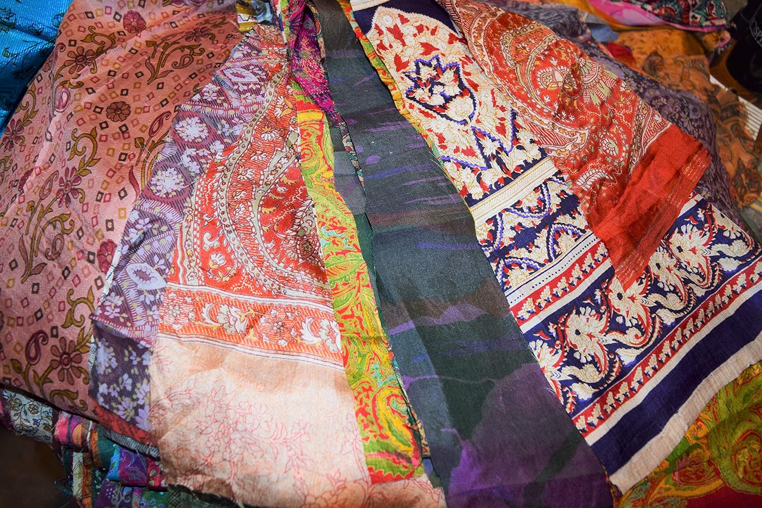 Gran Lote 100% Seda Pura Vintage Sari Tela Remanentes Paquete de Chatarra Acolchado Diario Proyecto por Peso 3.53 oz (por Tamaño 36X36 Pulgadas Cada