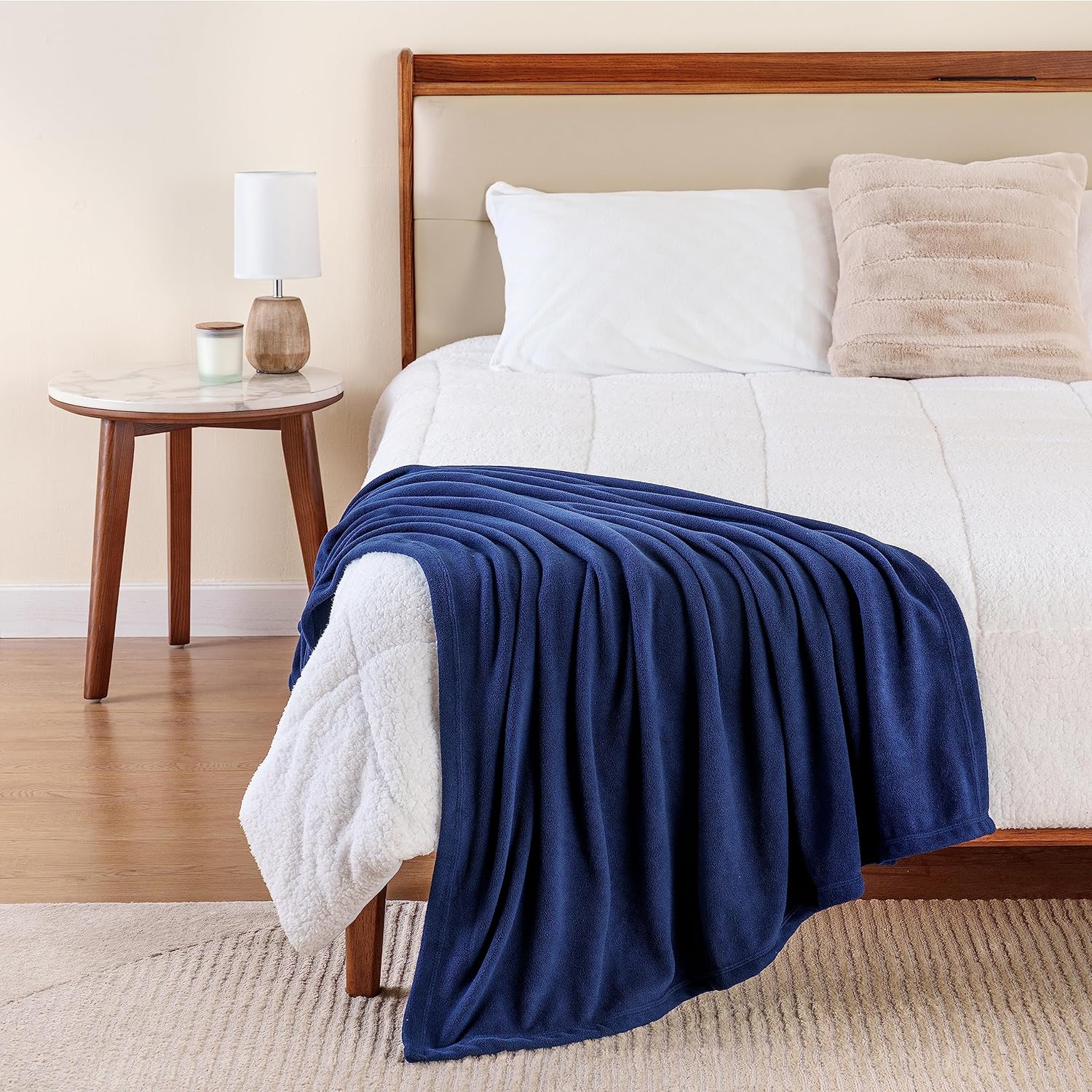 Berkshire Blanket Manta de microfibra tamaño azul marino, ligera, suave y transpirable, manta de microforro polar para viajes, cama y sofá, 50 x 60