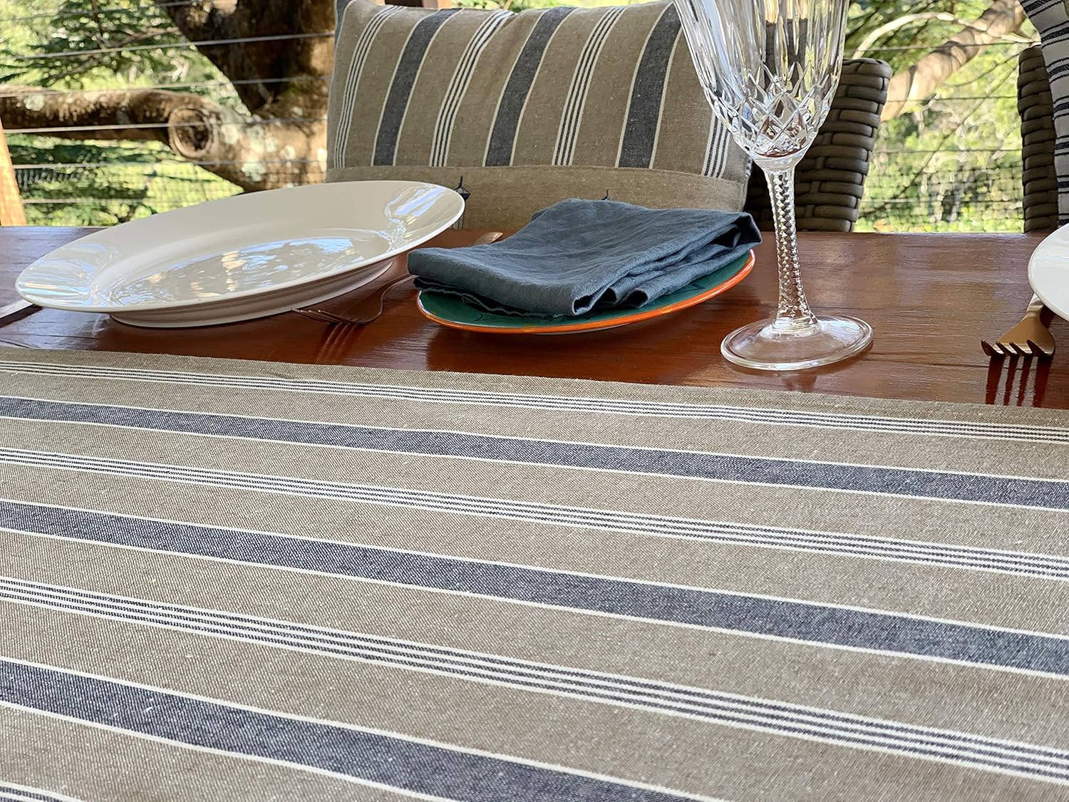 Camino de mesa náutico  Diseño bordado decorativo de algodón  Natural, azul marino y blanco  Faro costero (72 pulgadas)