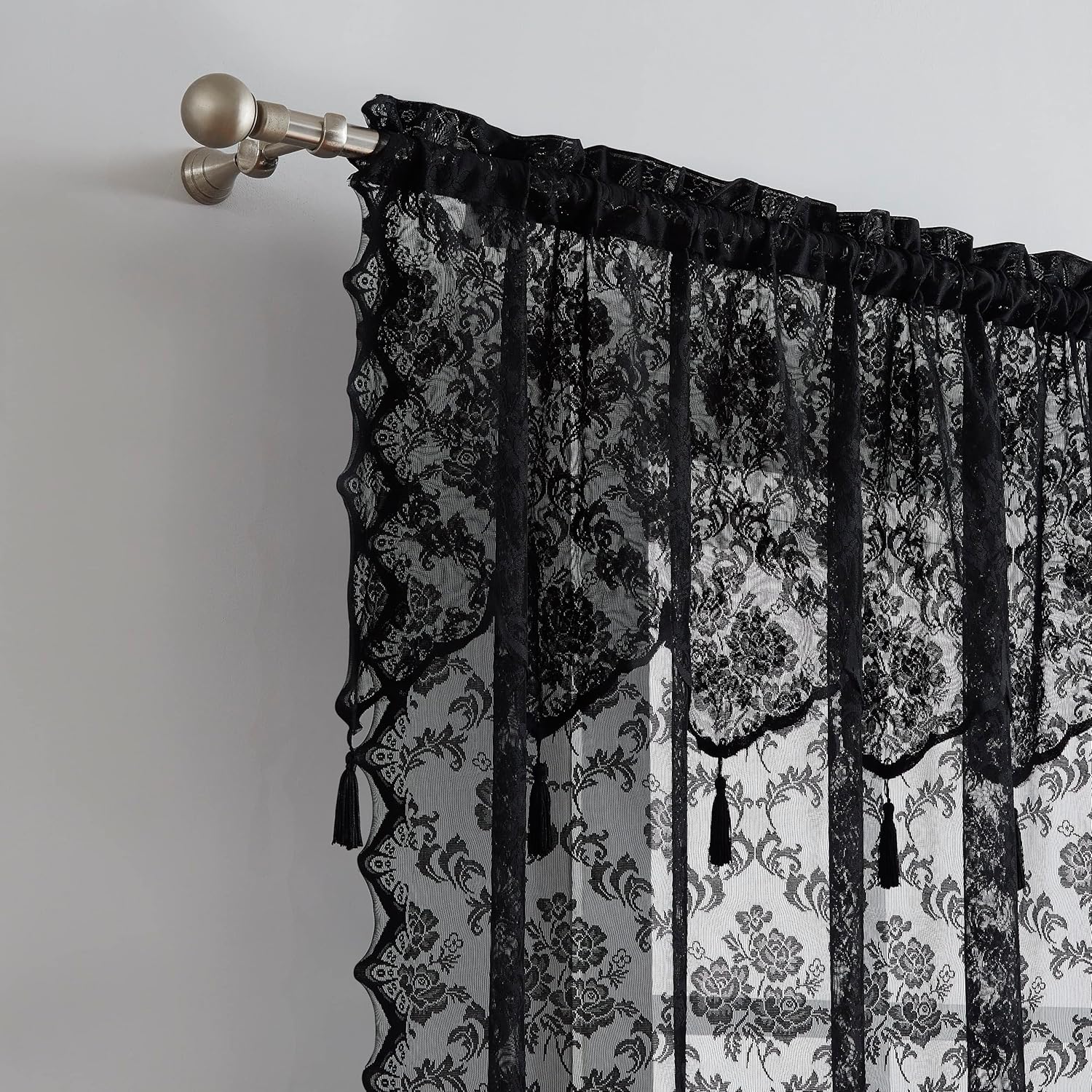 Warm Home Designs Cenefa de encaje negro de 54 pulgadas de ancho x 22 pulgadas de largo. Cenefa negra de lujo con 6 borlas para cocina, comedor o