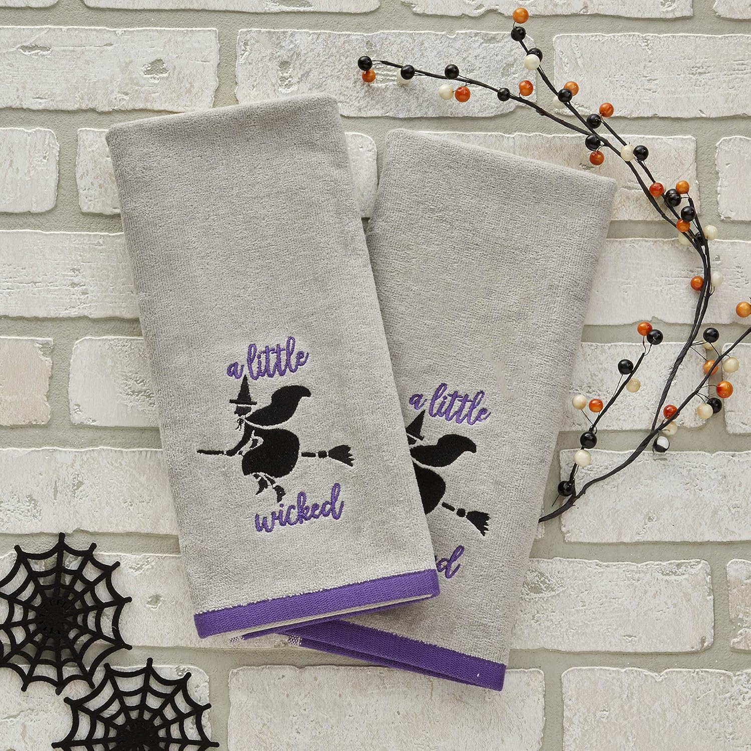SKL Home de Saturday Knight Ltd. – Juego de toallas de mano Little Wicked, color gris, paquete de 2