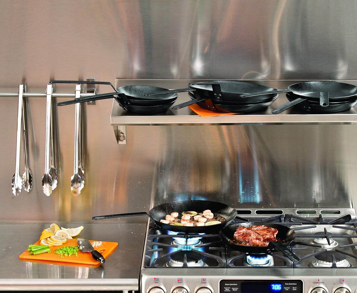 Lodge – Sartén de acero para carbón con manija de soporte de silicona y color naranja, NegroAnaranjado