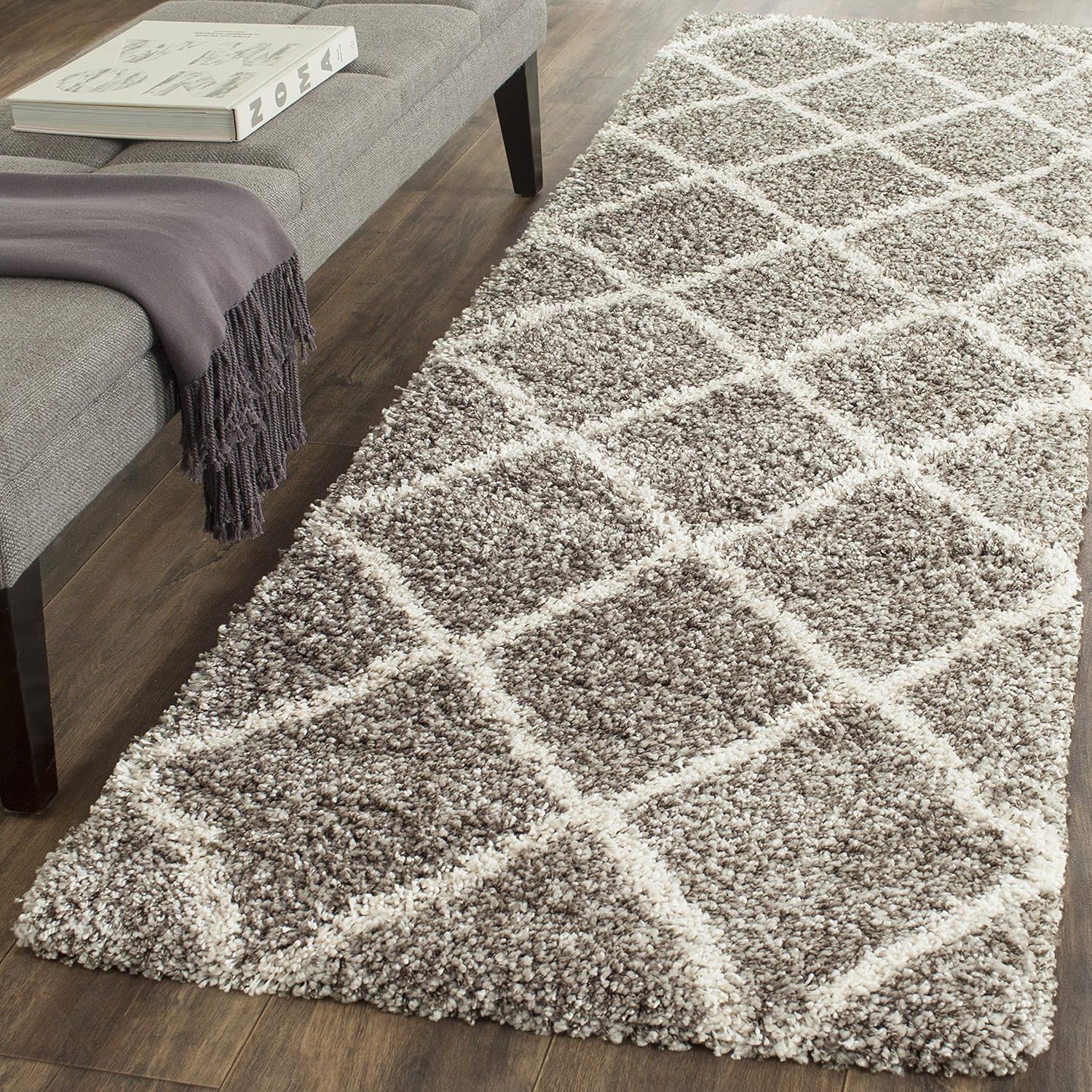 SAFAVIEH Colección Hudson Shag -Alfombra de pasillo, 2 pies 3 pulgadas x 14 pies, gris y marfil, diseño moderno de enrejado, no desprende pelusa y