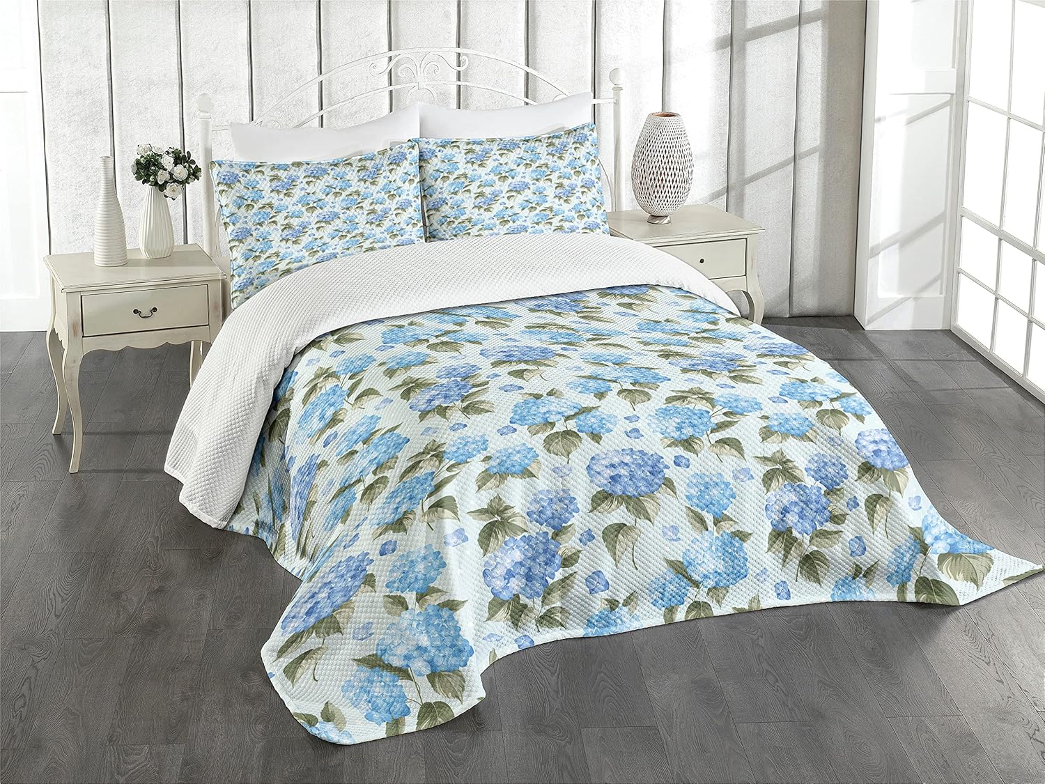 Ambesonne Juego de colcha de flores, flores de hortensias sobre fondo suave, diseño de novia de boda, colcha decorativa de 3 piezas y 2 fundas de