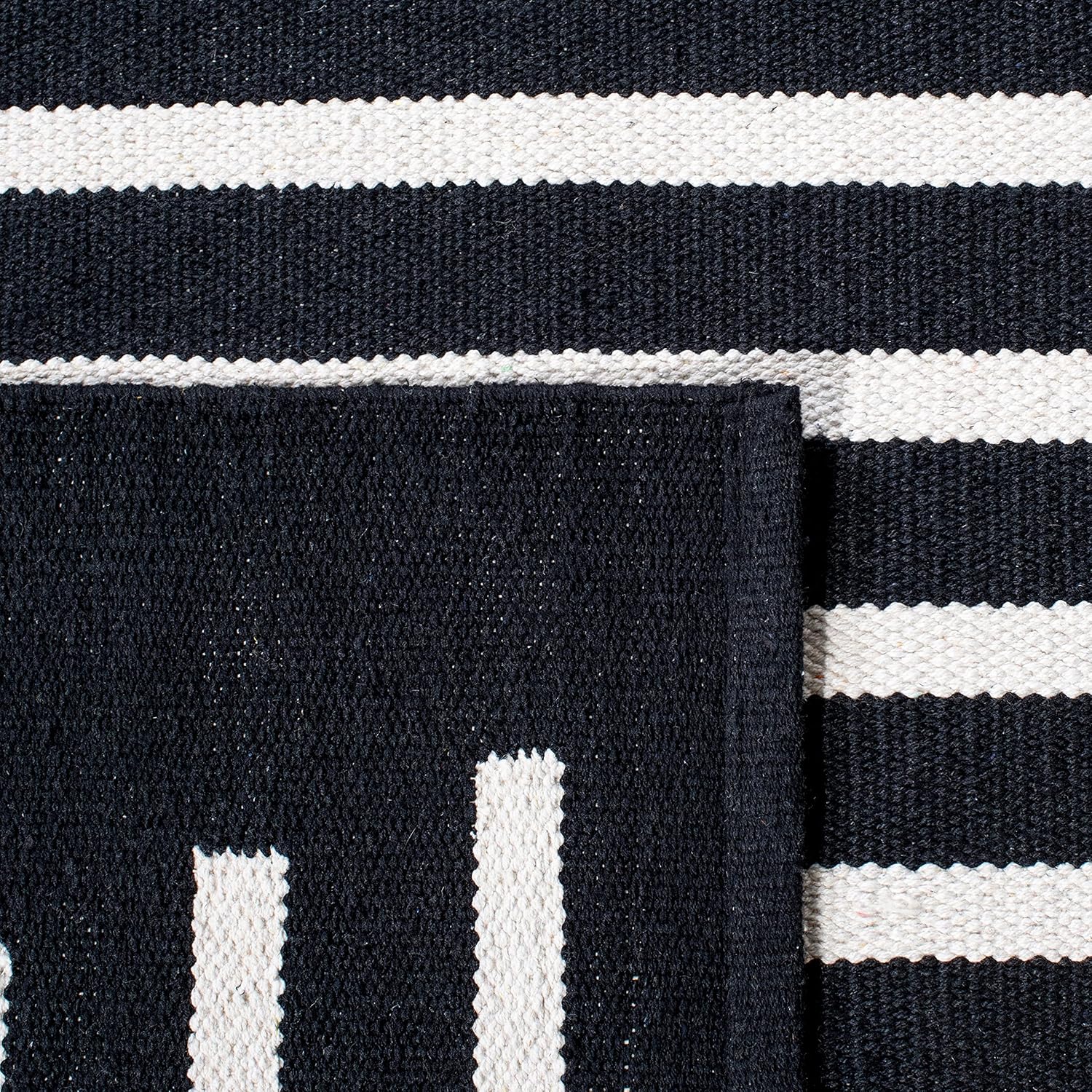 SAFAVIEH Montauk Collection – Alfombra de área de 8 x 10 pies, color negro y marfil, tejido plano bohemio hecho a mano de algodón a rayas modernas,