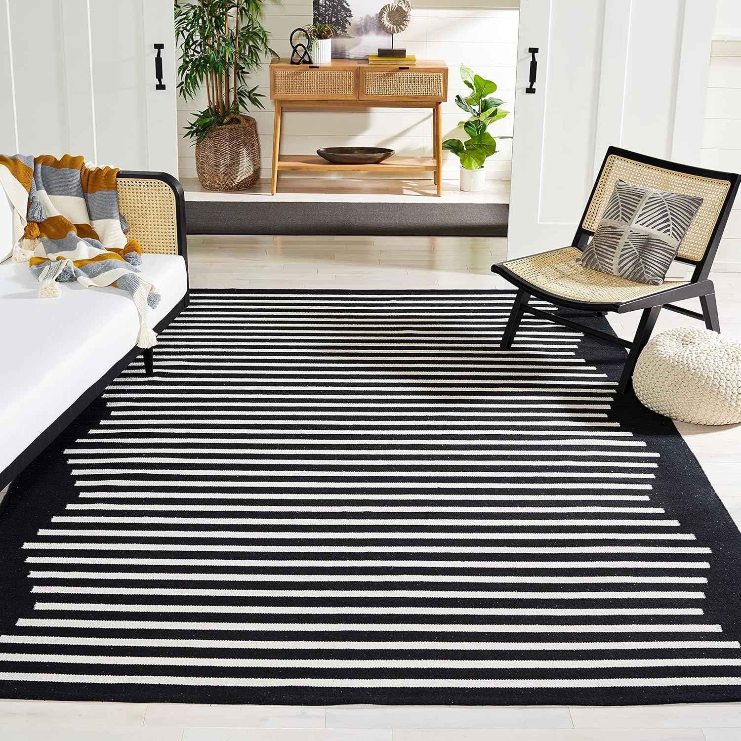 SAFAVIEH Montauk Collection – Alfombra de área de 8 x 10 pies, color negro y marfil, tejido plano bohemio hecho a mano de algodón a rayas modernas,