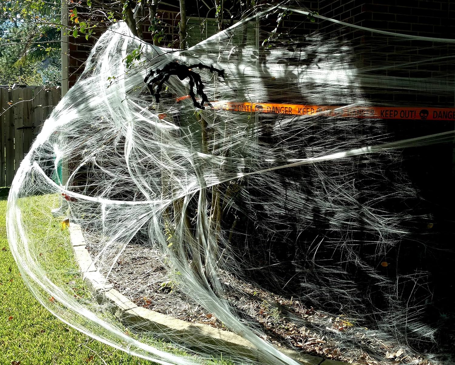 JOYIN Decoración de Halloween de araña de 1200 pies cuadrados con 80 arañas falsas, telarañas súper elásticas para Halloween, decoración de fiesta