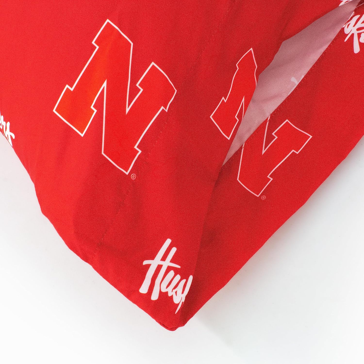 College Covers Everything Comfy Nebraska Cornhuskers – Funda de almohada, 20 x 60 pulgadas, incluye 1 funda de almohada