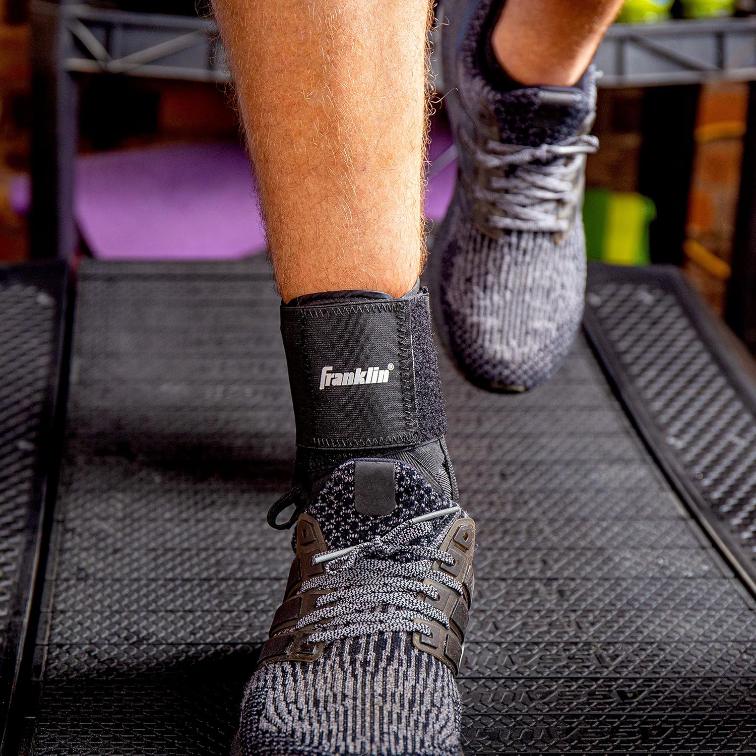 Franklin Sports Tobillera – Estabilizador de soporte de tobillo ajustable – Soporte de compresión para esguinces de tobillo y dolor – Tobillera