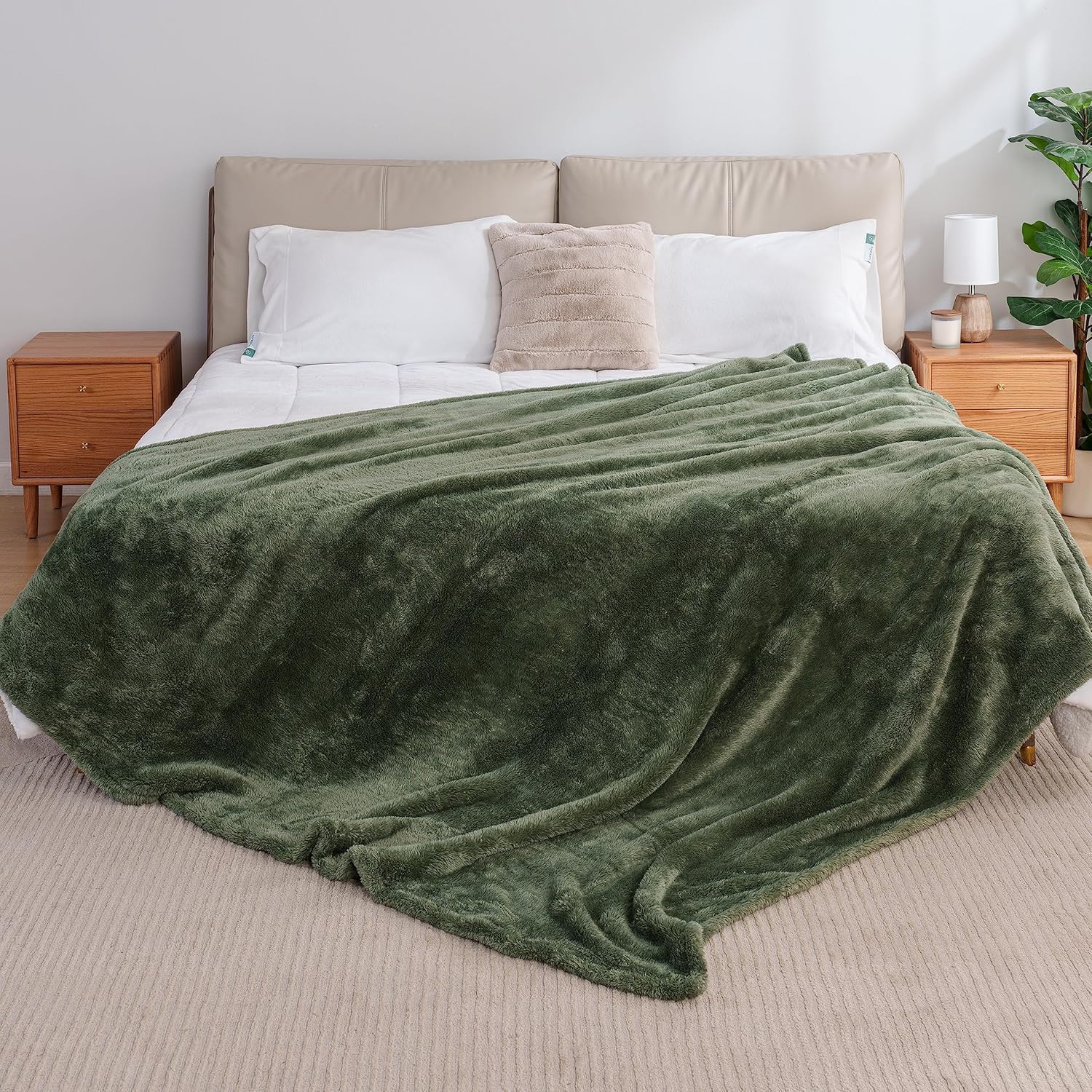 Berkshire Blanket Manta clásica de felpa extra-Fluffy, manta de cama tamaño Queen, suave y mullida manta de pelo largo para sofá, cama, verde salvia