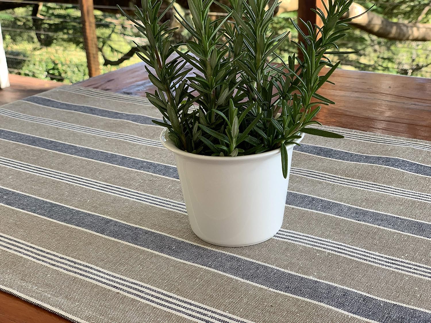 Camino de mesa náutico  Diseño bordado decorativo de algodón  Natural, azul marino y blanco  Faro costero (72 pulgadas)