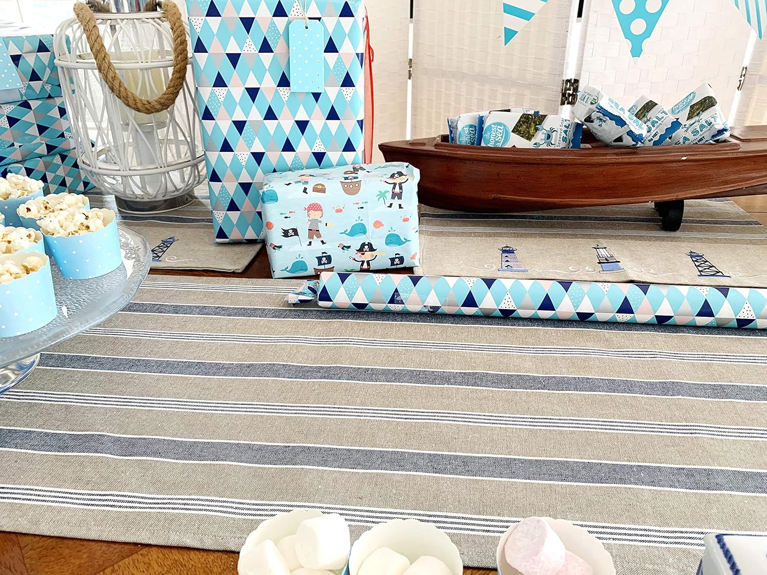 Camino de mesa náutico  Diseño bordado decorativo de algodón  Natural, azul marino y blanco  Faro costero (72 pulgadas)