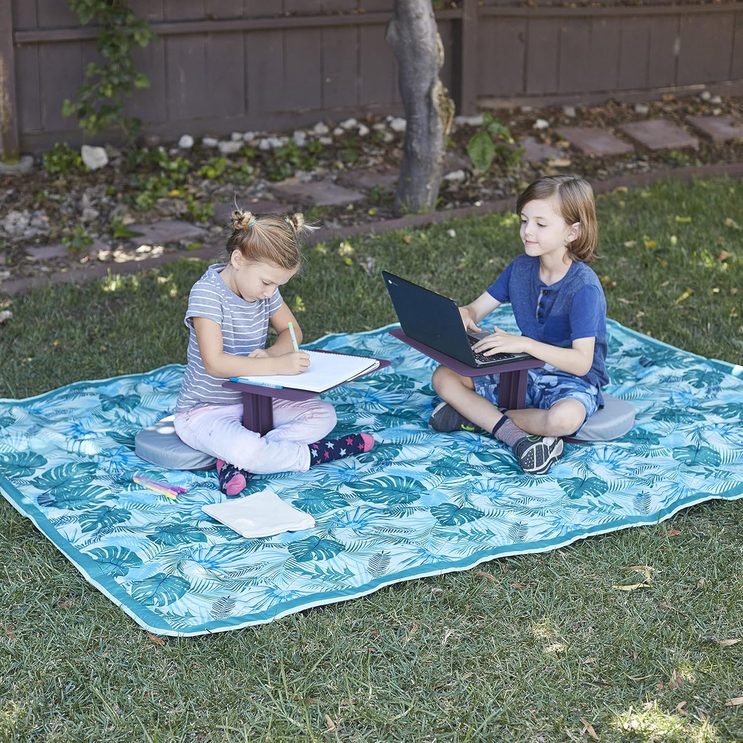 ECR4Kids – Escritorio portátil The Surf en piernas, asiento flexible, berenjena, 10 unidades