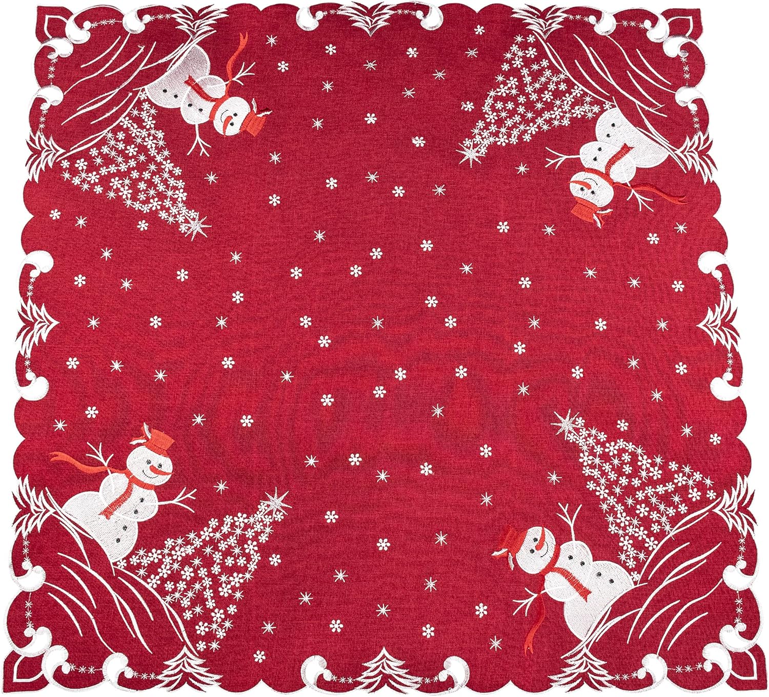 Hermosamente elegante decoración de árboles plateados y muñeco de nieve sobre lino rojo, mantel pequeño, centro de mesa (cuadrado de 34 pulgadas)