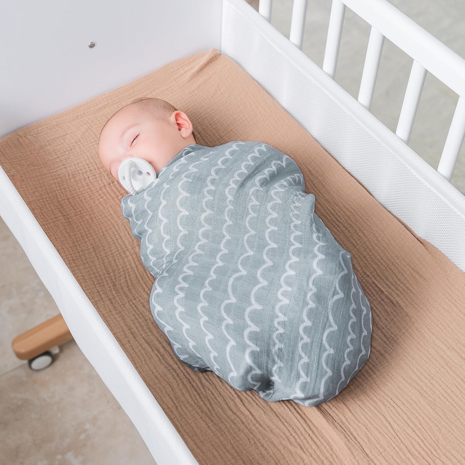 Comfy Cubs Paquete de 2 mantas de muselina neutras para envolver para niños y niñas, artículos esenciales para bebés, registro y regalo (lluvia y
