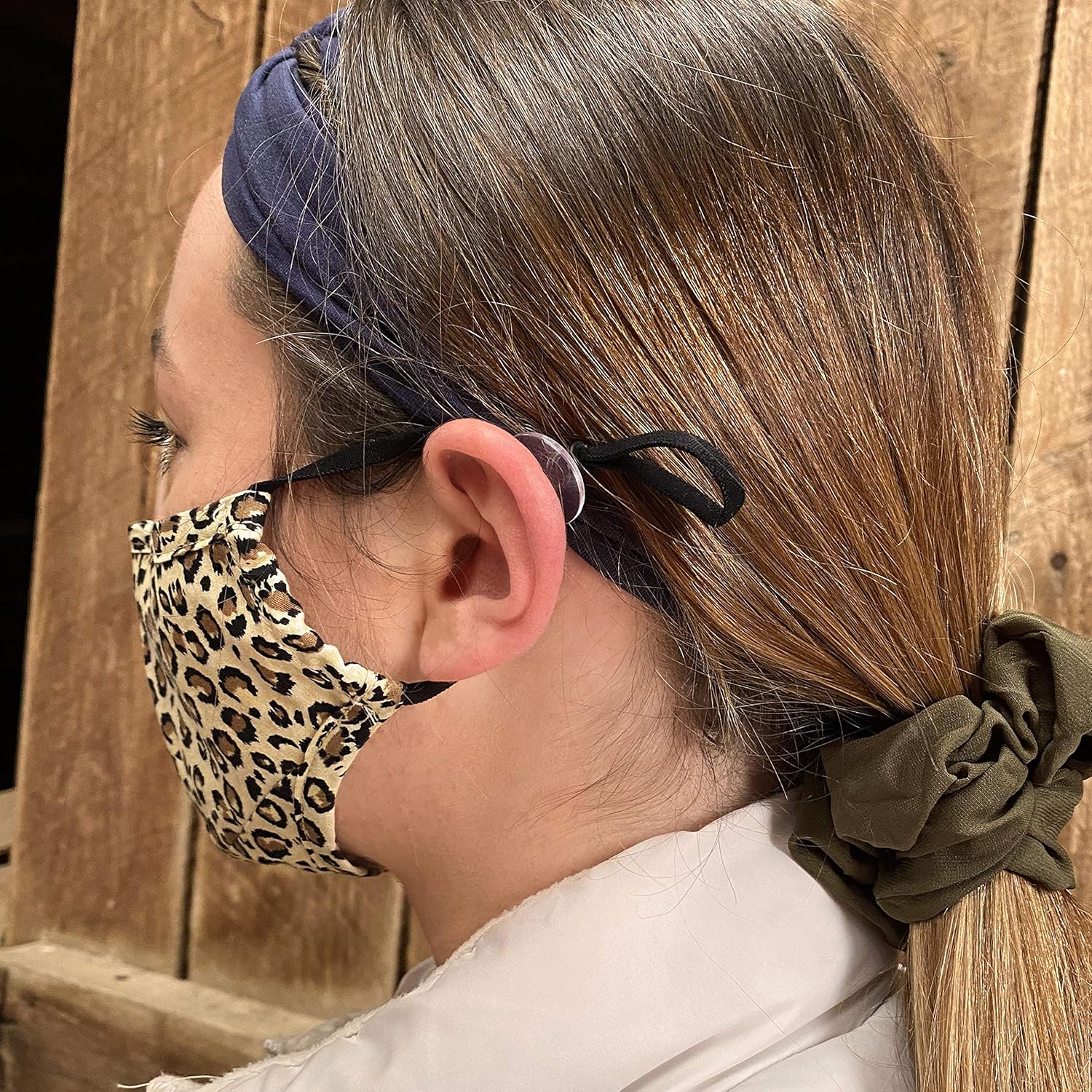 Diadema con botón protector de oídos para máscaras – Blanco
