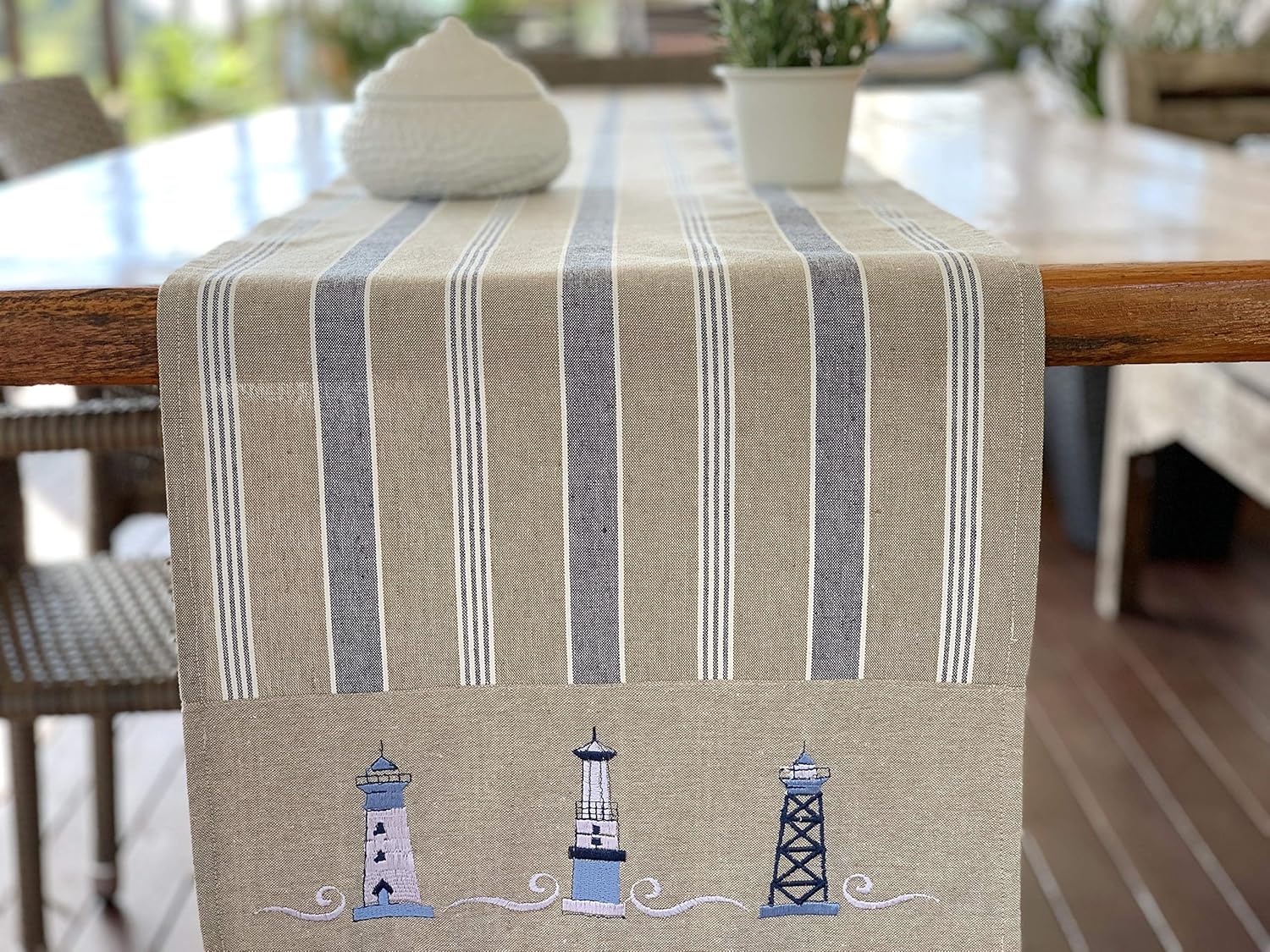 Camino de mesa náutico  Diseño bordado decorativo de algodón  Natural, azul marino y blanco  Faro costero (72 pulgadas)