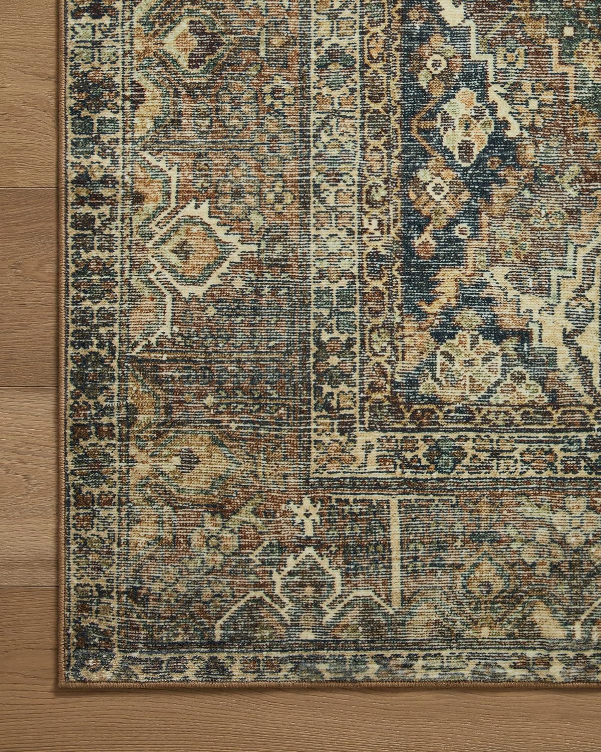 Loloi Magnolia Home by Joanna Gaines x Loloi Banks Collection – Alfombra lavable a máquina, BAN-05 Spice  Azul, 2 pies 6 pulgadas x 7 pies 6