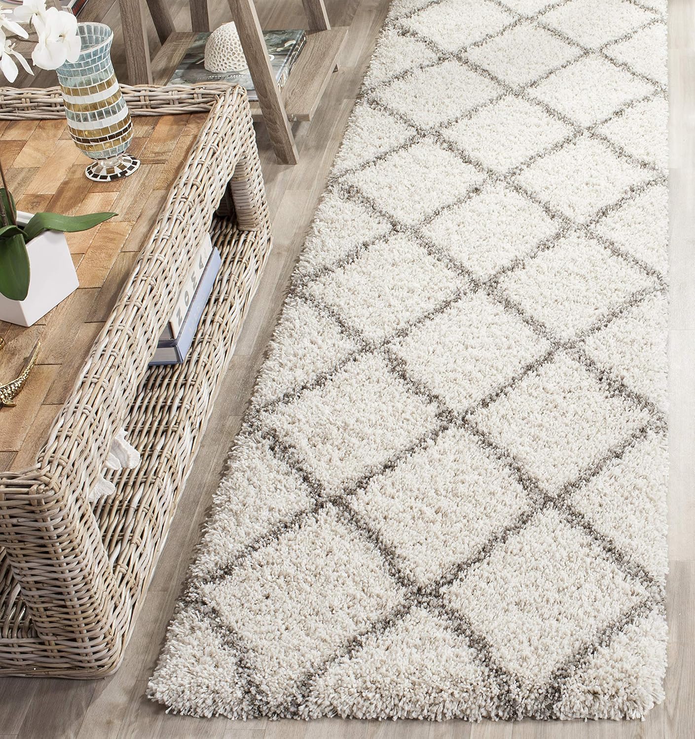SAFAVIEH Colección Hudson Shag -Alfombra de pasillo, 2 pies 3 pulgadas x 14 pies, marfil y gris, diseño moderno de enrejado, no desprende pelusa y