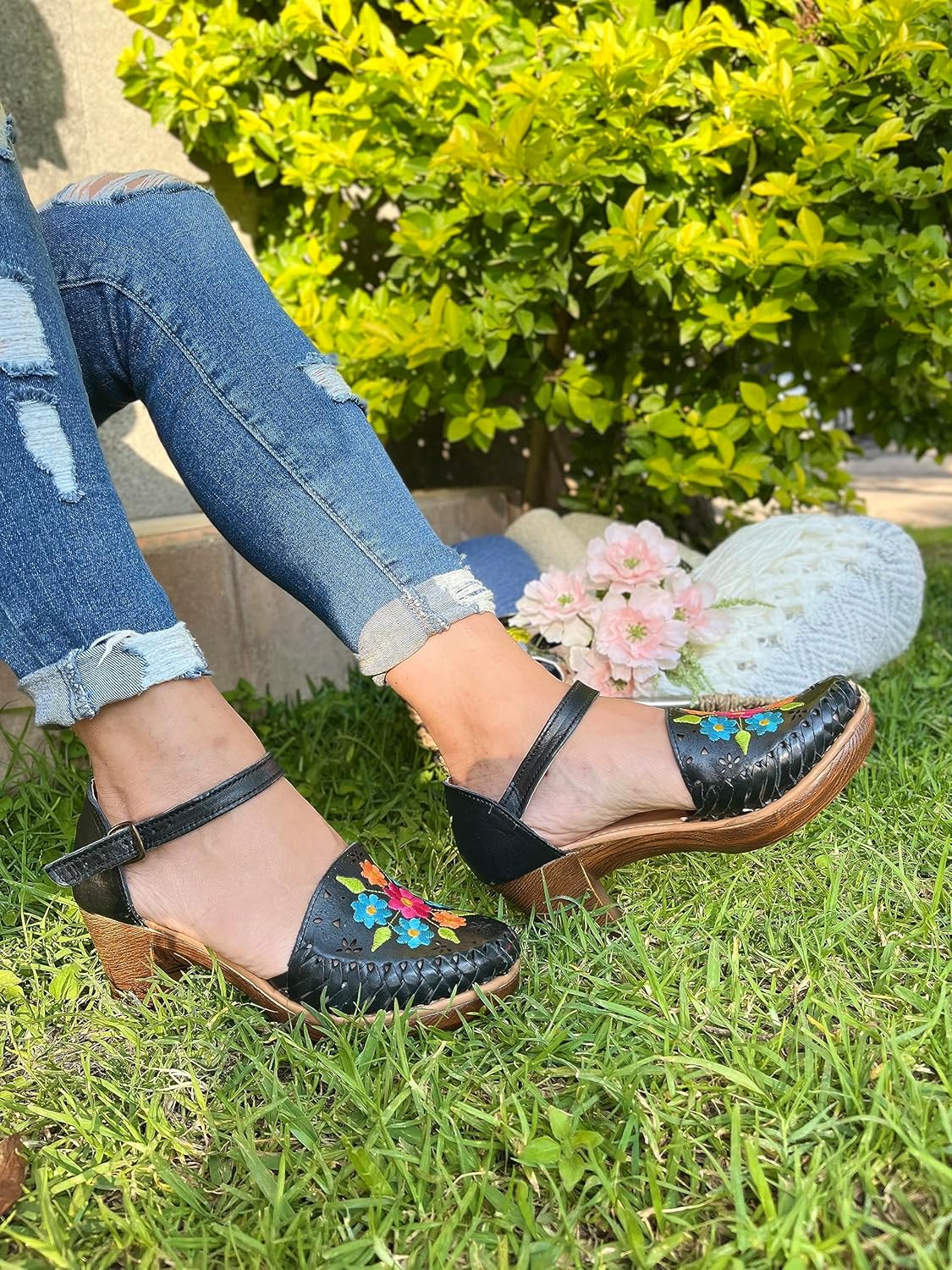 Mexican Leather Shoes with Embroidered Flowers, with heels for Women – Model 102BL (7, Black)