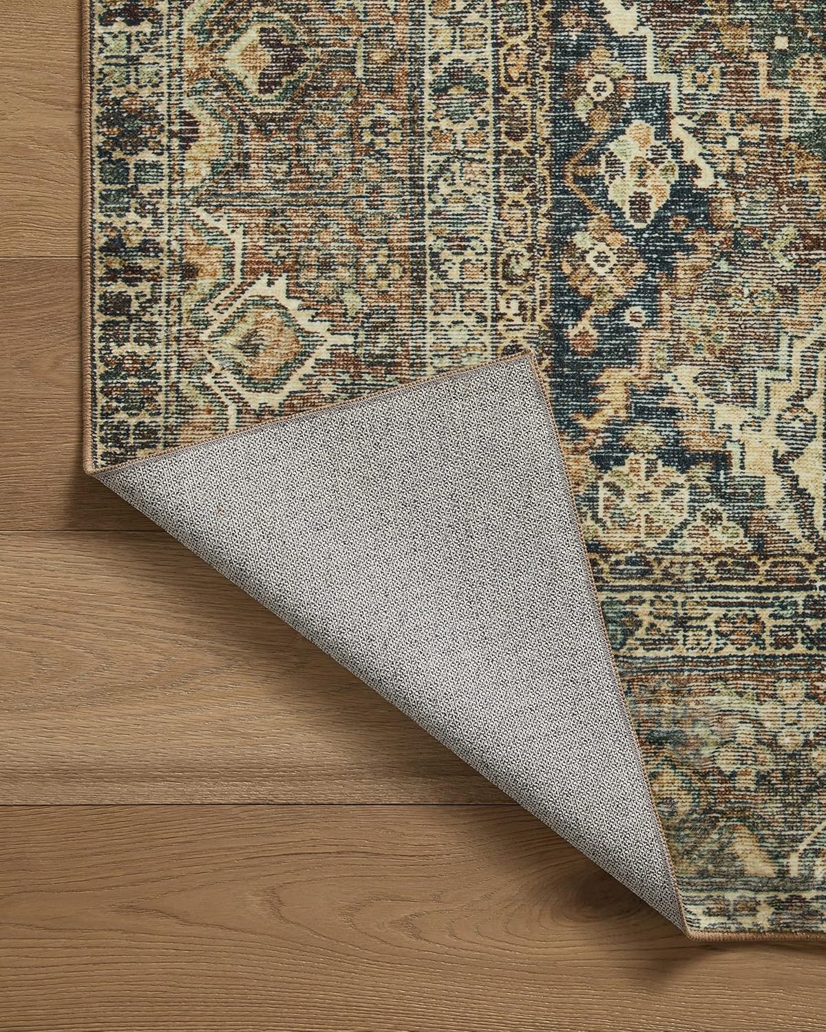 Loloi Magnolia Home by Joanna Gaines x Loloi Banks Collection – Alfombra lavable a máquina, BAN-05 Spice  Azul, 2 pies 6 pulgadas x 7 pies 6