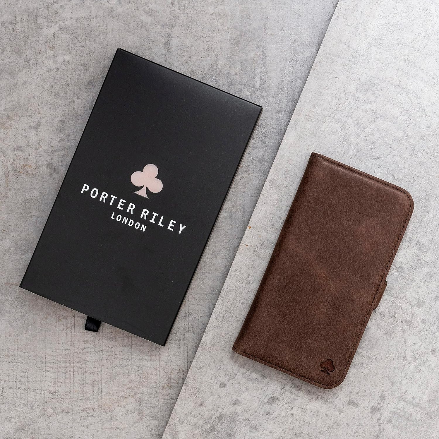 Porter Riley – Funda de cuero para iPhone 15 Pro Max. Funda de cuero genuino premium con ranuras para tarjetas y soporte horizontal (marrón