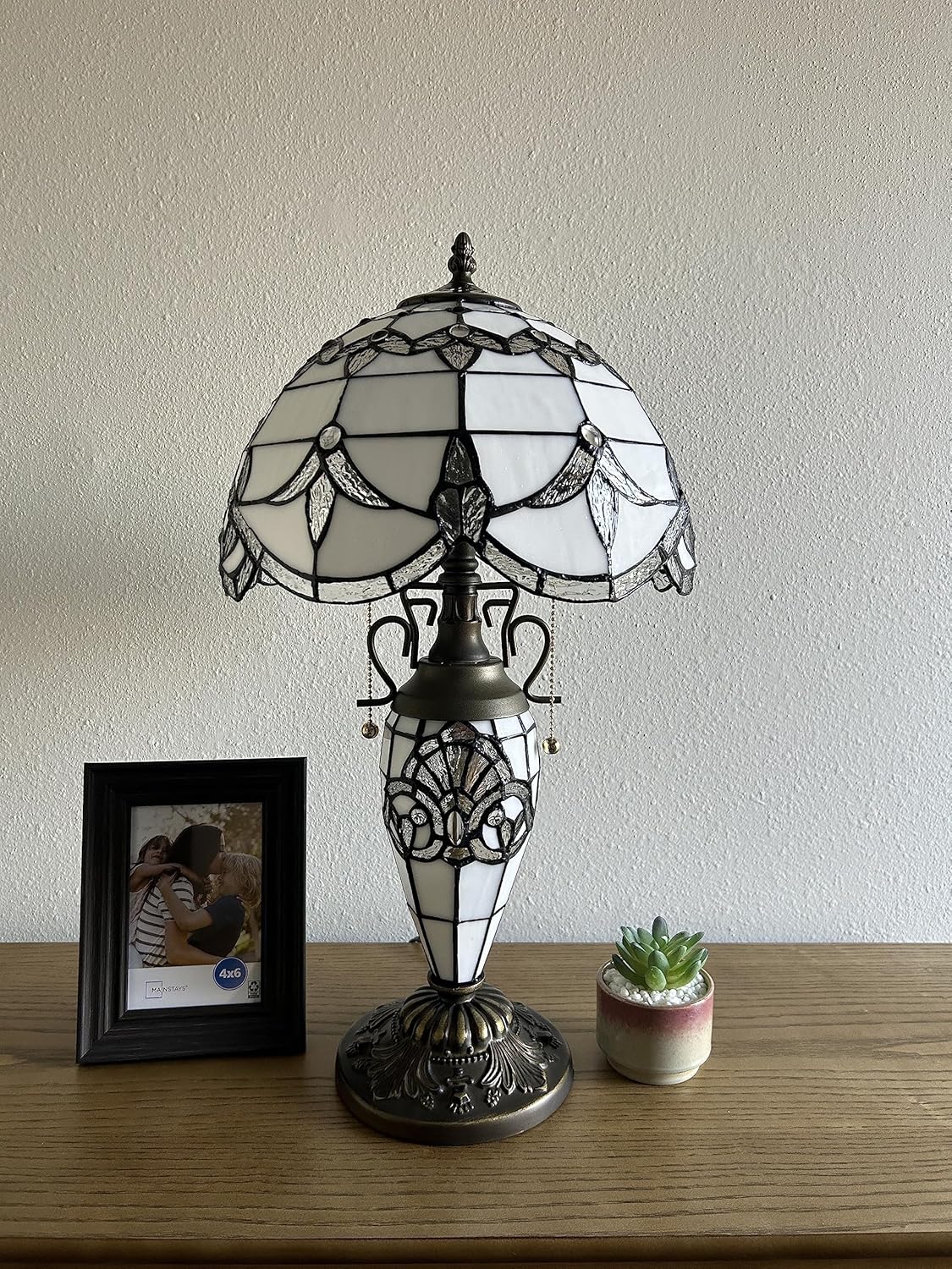 Tiffany – Lámpara de mesa blanca con pantalla y base de vitral, estilo barroco, bombillas LED color lavanda incluidas para sala de estar,