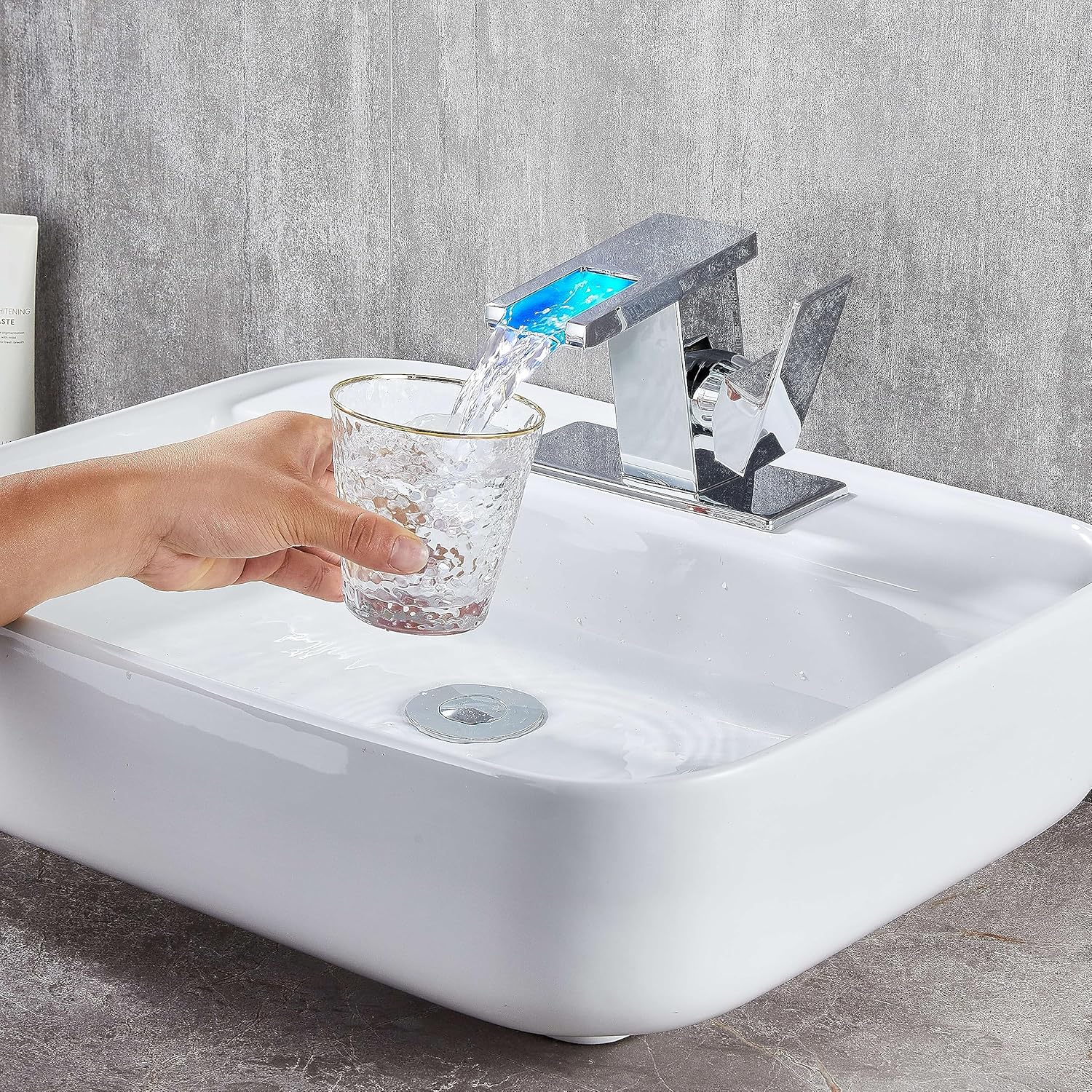 Grifo de lavabo de baño con luz LED para 1 agujero, cascada cromada, de una sola manija, grifos de tocador para lavabos con drenaje desplegable de